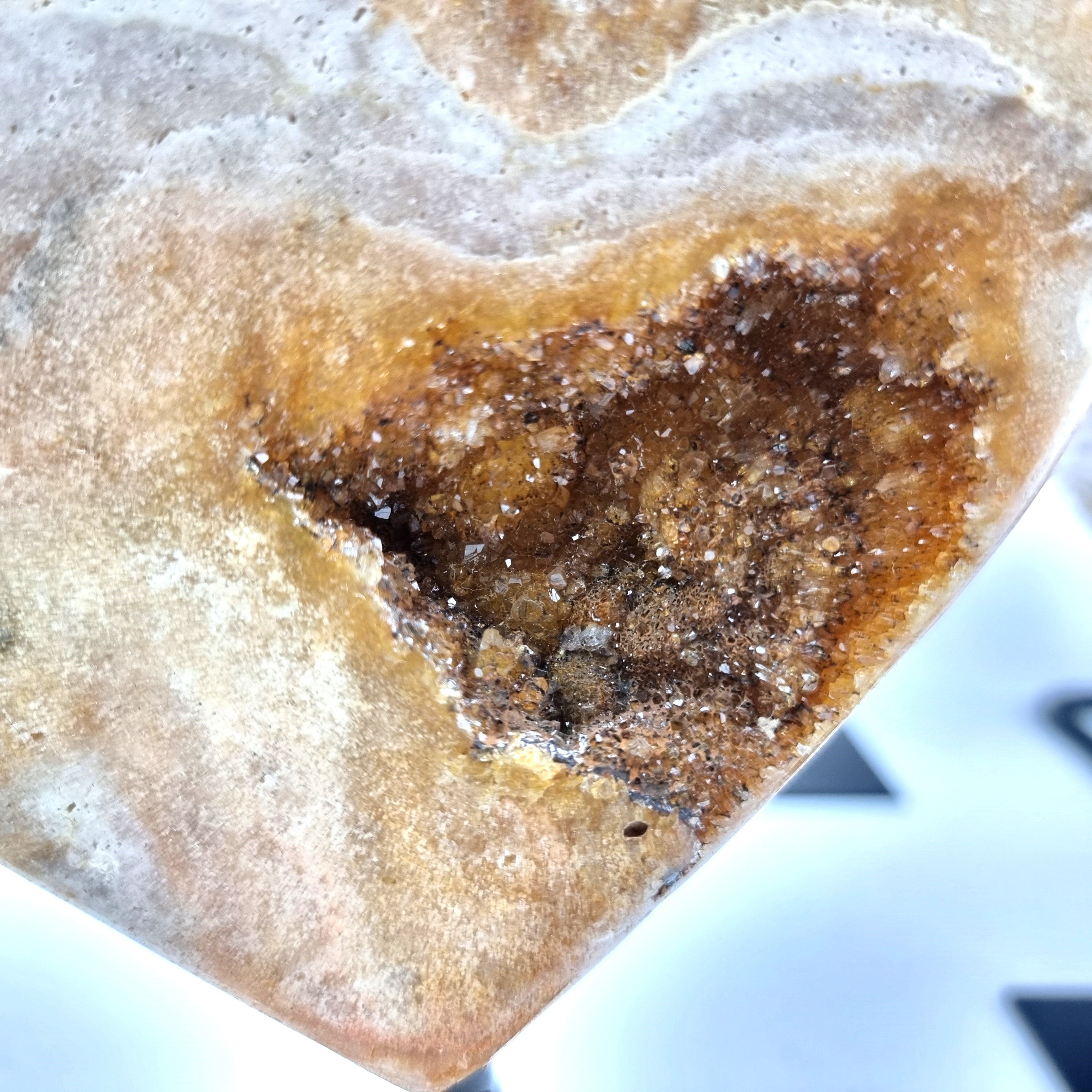 Coração de Ametista Rosa | Base de ferro Preta | Peso 0,70 kgs, Altura 16 cm | Energia, Beleza e Sofisticação