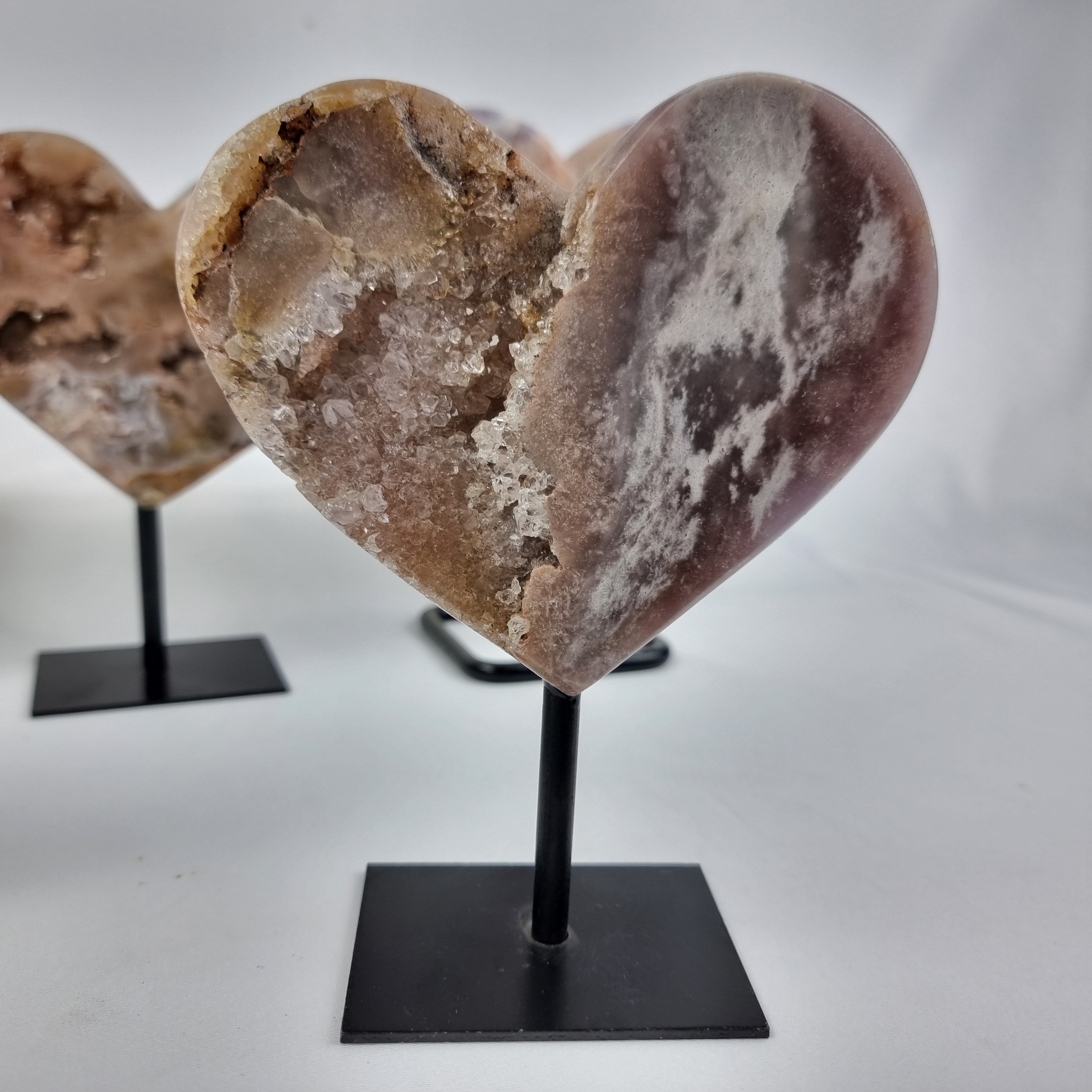 Coração de Ametista Rosa | Base de ferro Preta | Peso 0,70 kgs, Altura 17 cm | Energia, Beleza e Sofisticação