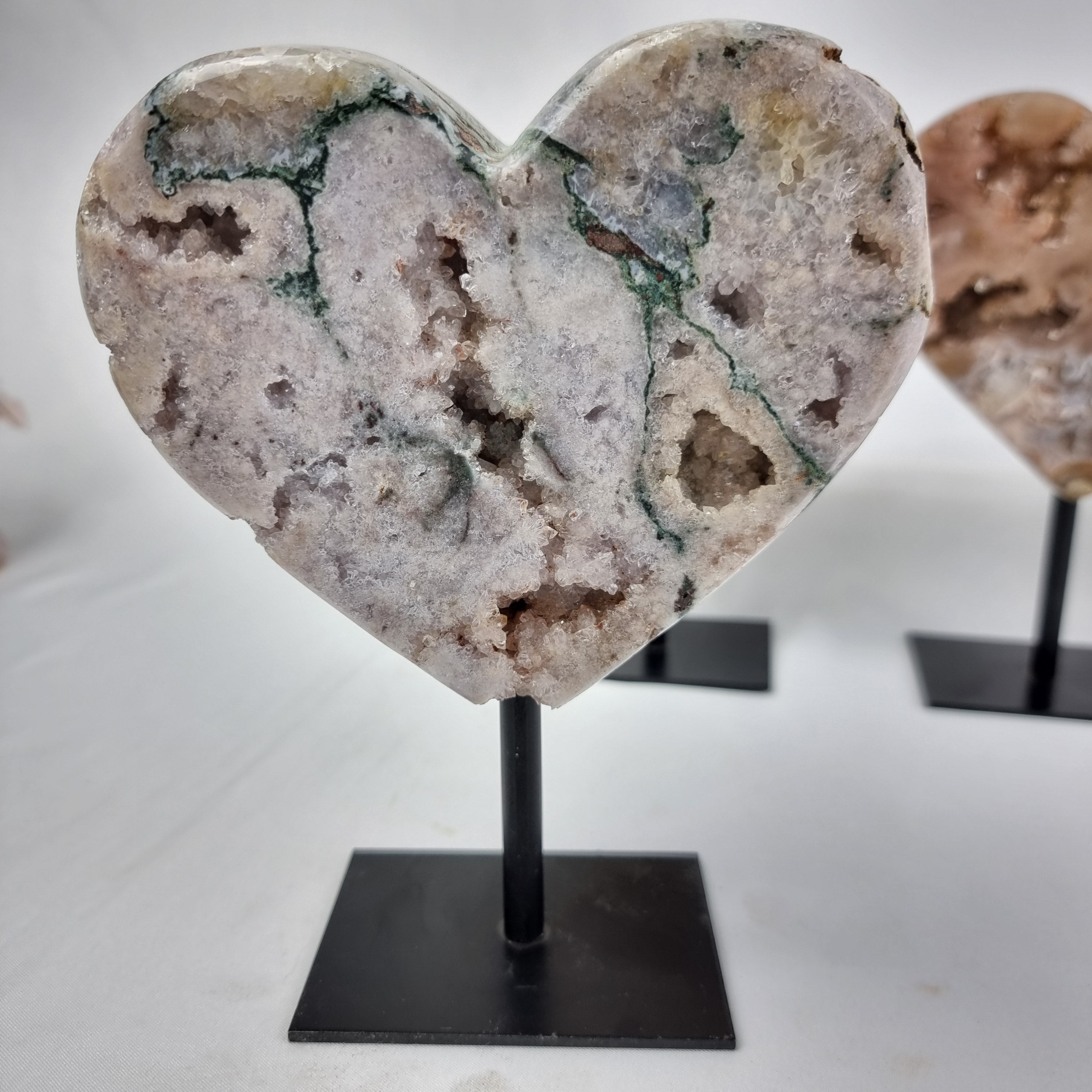 Coração de Ametista Rosa | Base de ferro Preta | Peso 1,30 kgs, Altura 17 cm | Energia, Beleza e Sofisticação