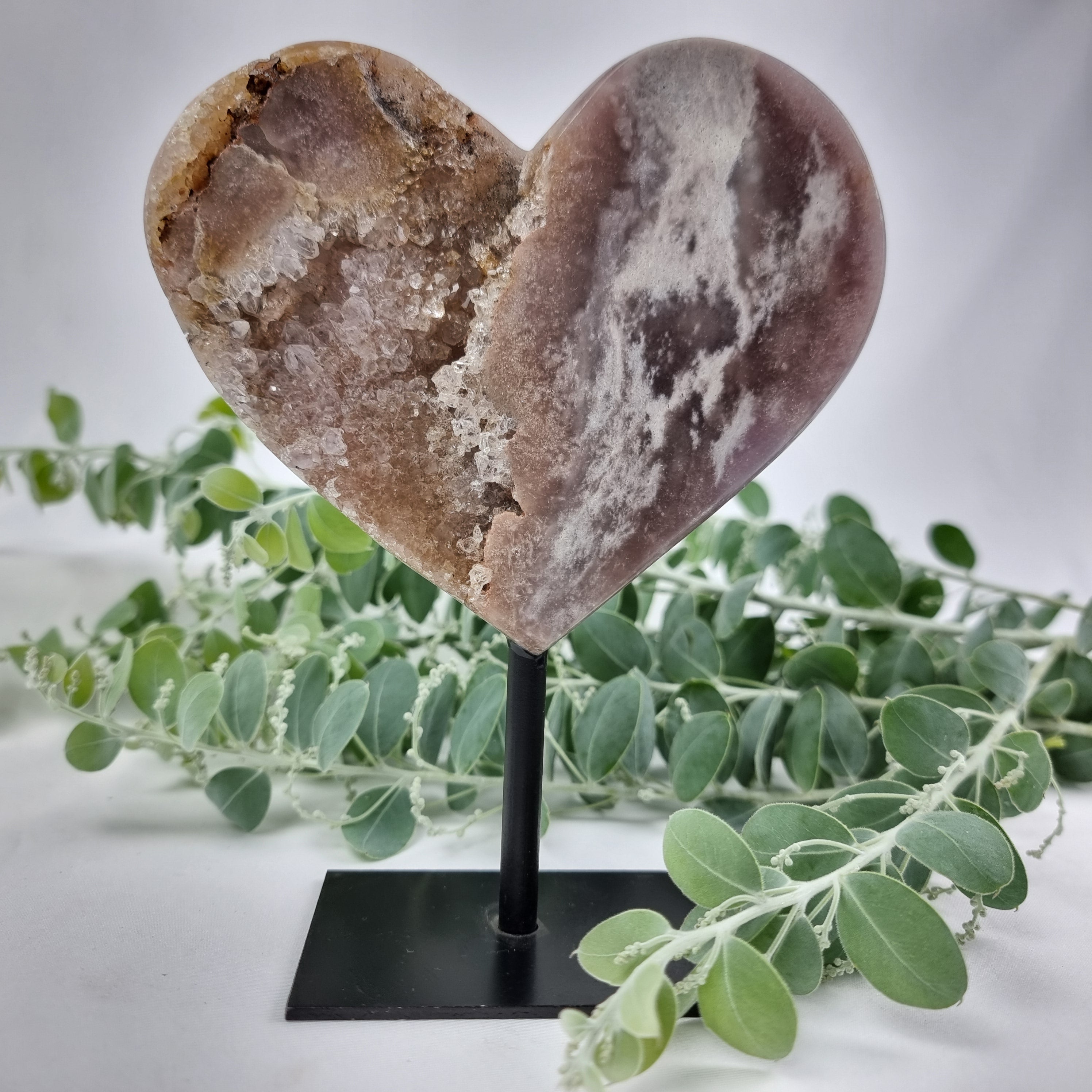 Coração de Ametista Rosa | Base de ferro Preta | Peso 0,70 kgs, Altura 17 cm | Energia, Beleza e Sofisticação