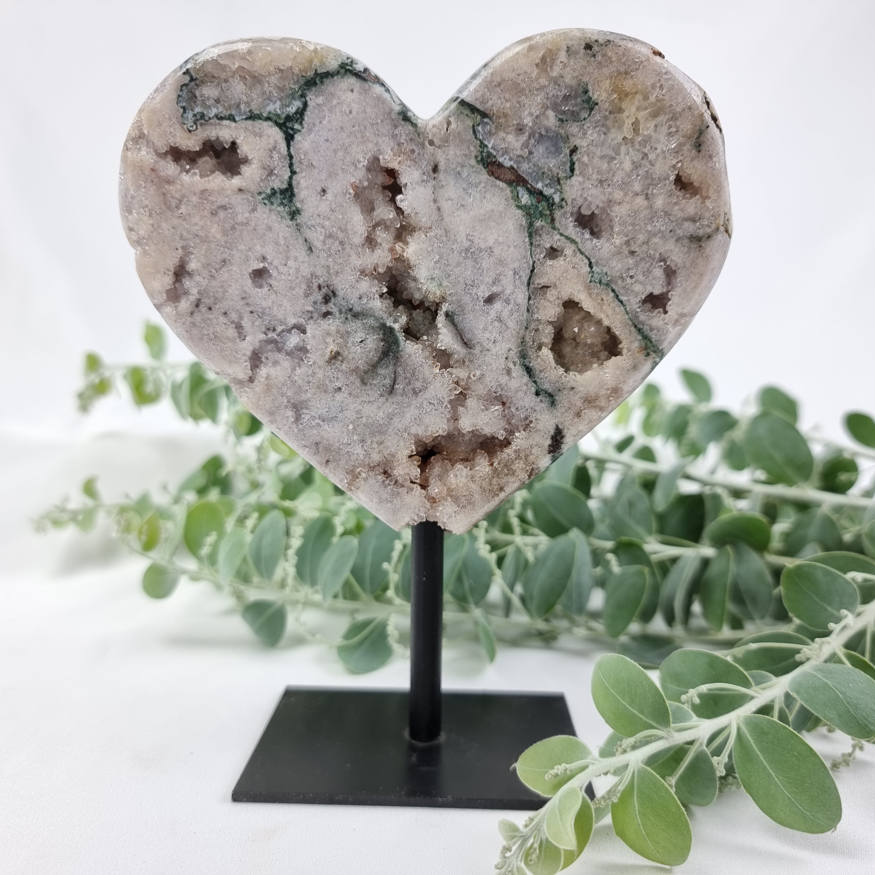 Coração de Ametista Rosa | Base de ferro Preta | Peso 1,30 kgs, Altura 17 cm | Energia, Beleza e Sofisticação