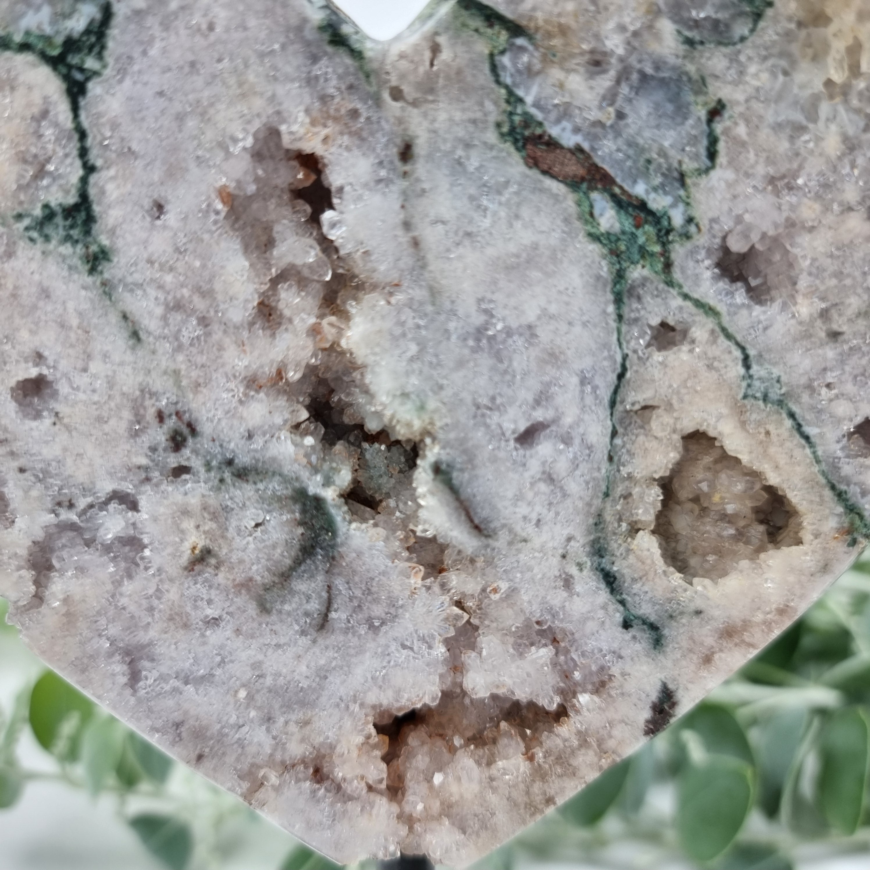 Coração de Ametista Rosa | Base de ferro Preta | Peso 1,30 kgs, Altura 17 cm | Energia, Beleza e Sofisticação