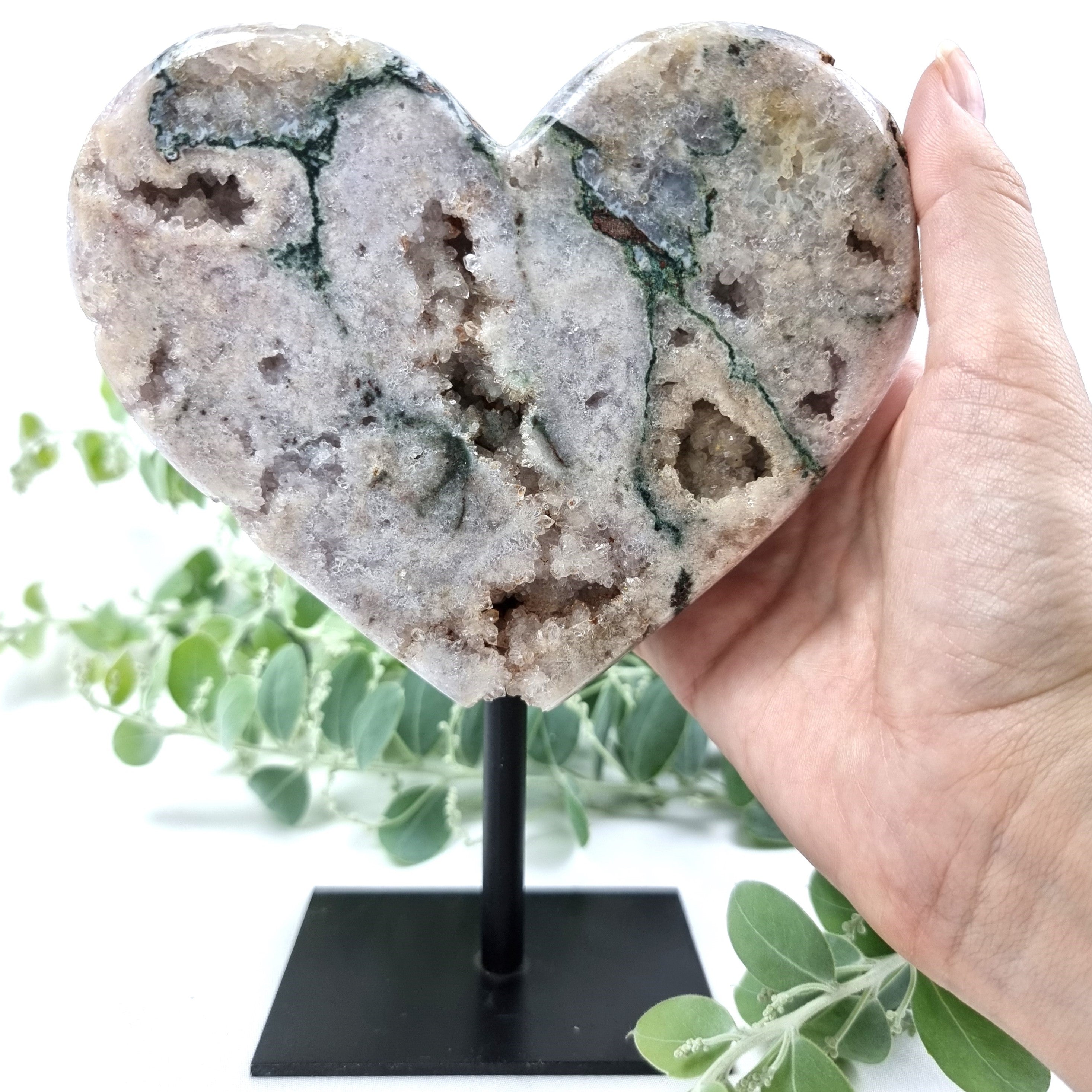 Coração de Ametista Rosa | Base de ferro Preta | Peso 1,30 kgs, Altura 17 cm | Energia, Beleza e Sofisticação