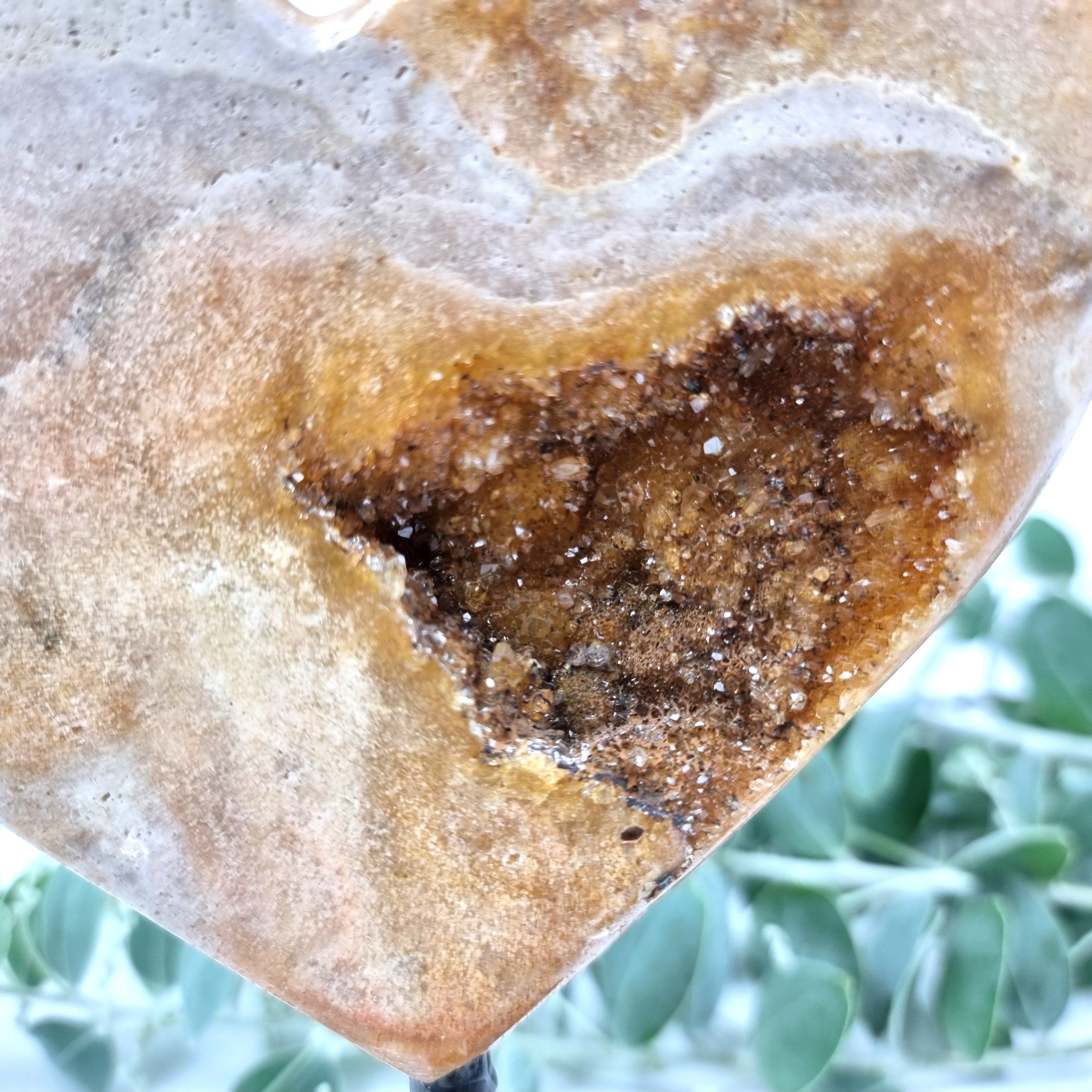 Coração de Ametista Rosa | Base de ferro Preta | Peso 0,70 kgs, Altura 16 cm | Energia, Beleza e Sofisticação