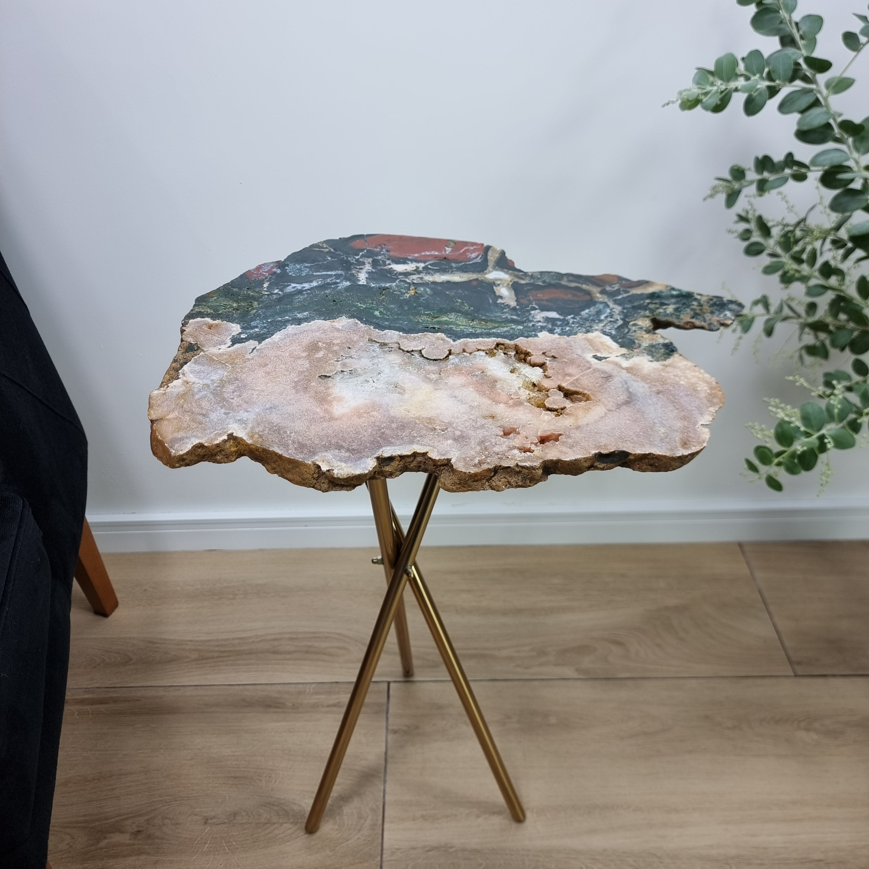 Mesa Lateral de Ametista Rosa e Jaspe | Produto super Exclusivo | Base Tripé Preta | Altura de 60 cm - Peça Artesanal BR Crystals