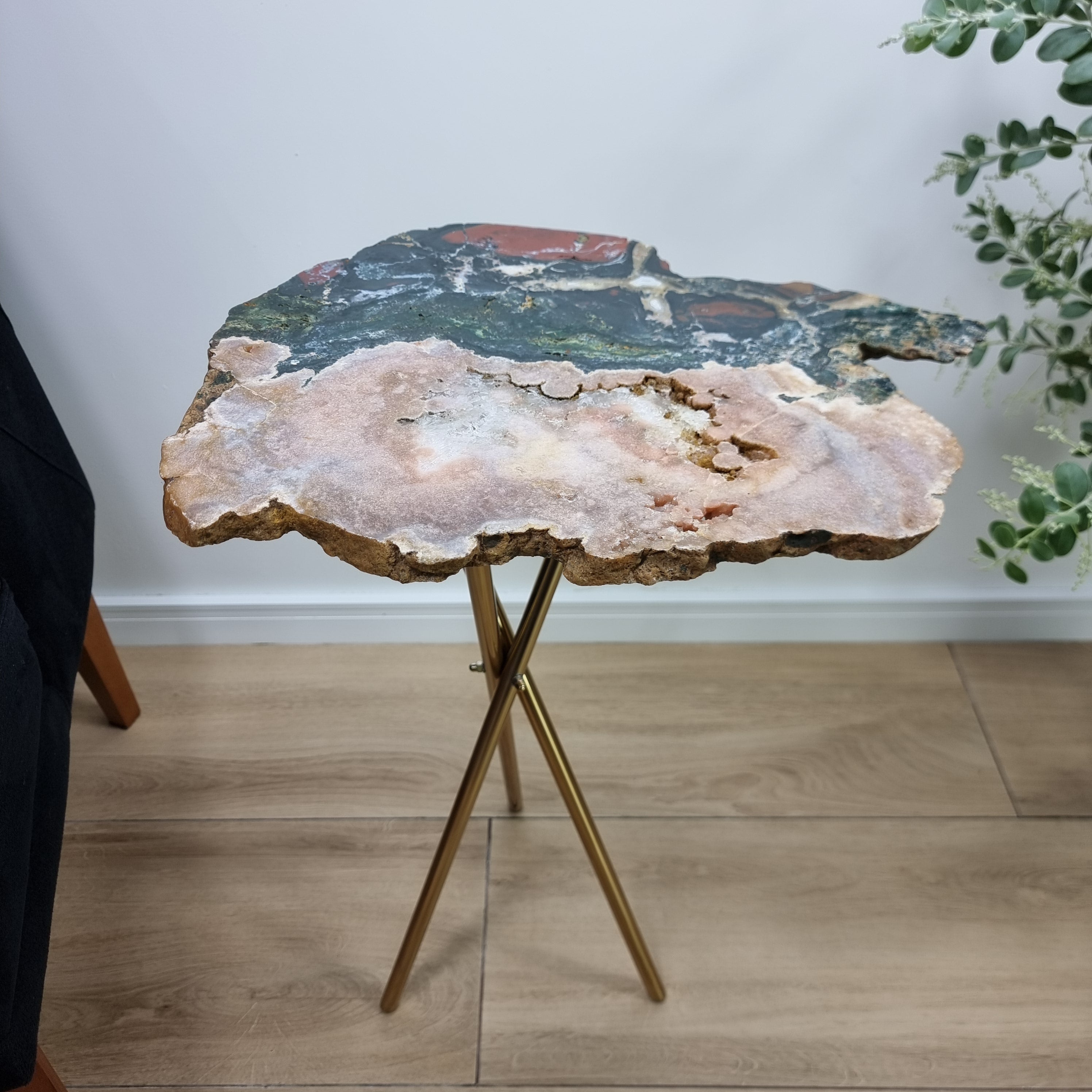 Mesa Lateral de Ametista Rosa e Jaspe | Produto super Exclusivo | Base Tripé Preta | Altura de 60 cm - Peça Artesanal BR Crystals