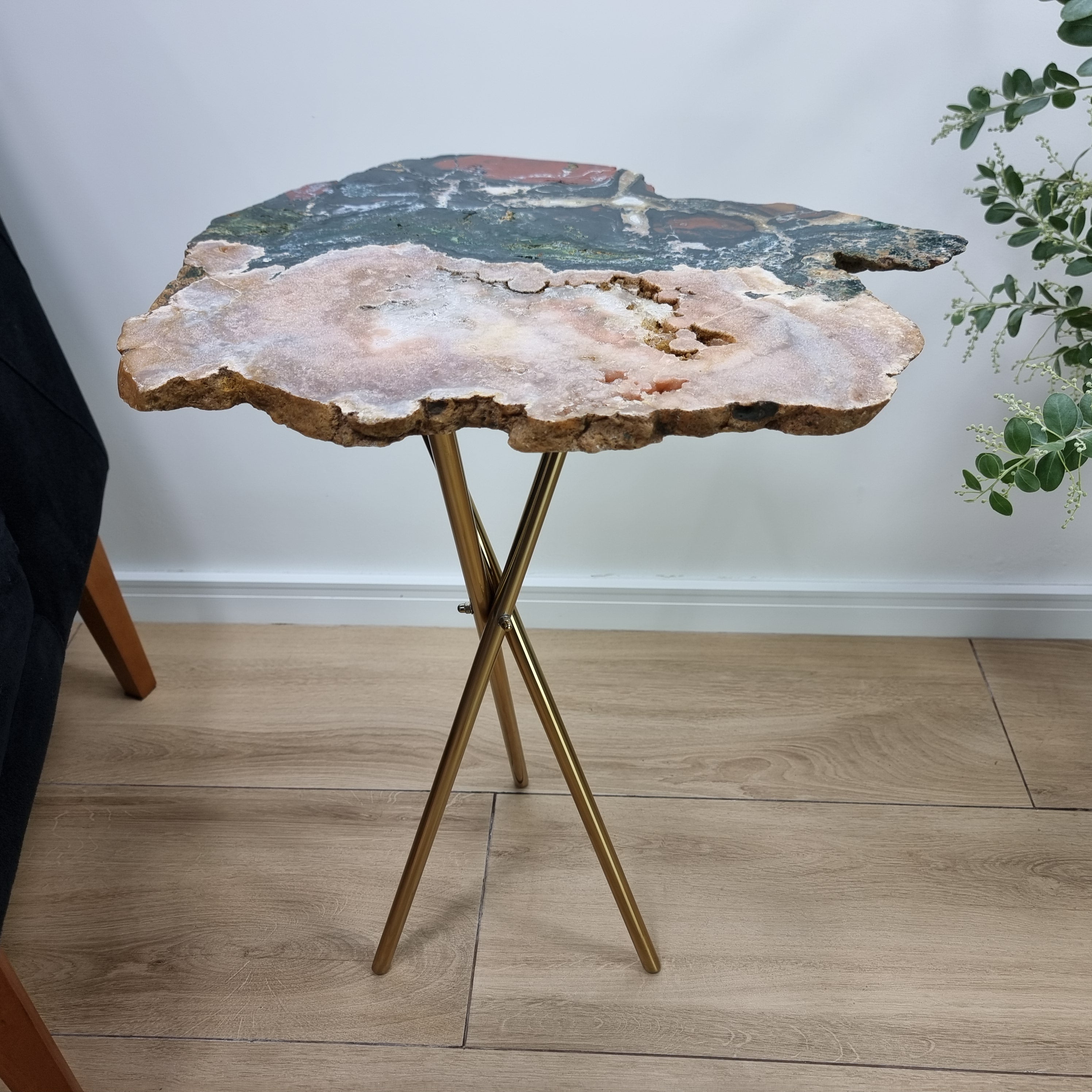 Mesa Lateral de Ametista Rosa e Jaspe | Produto super Exclusivo | Base Tripé Preta | Altura de 60 cm - Peça Artesanal BR Crystals