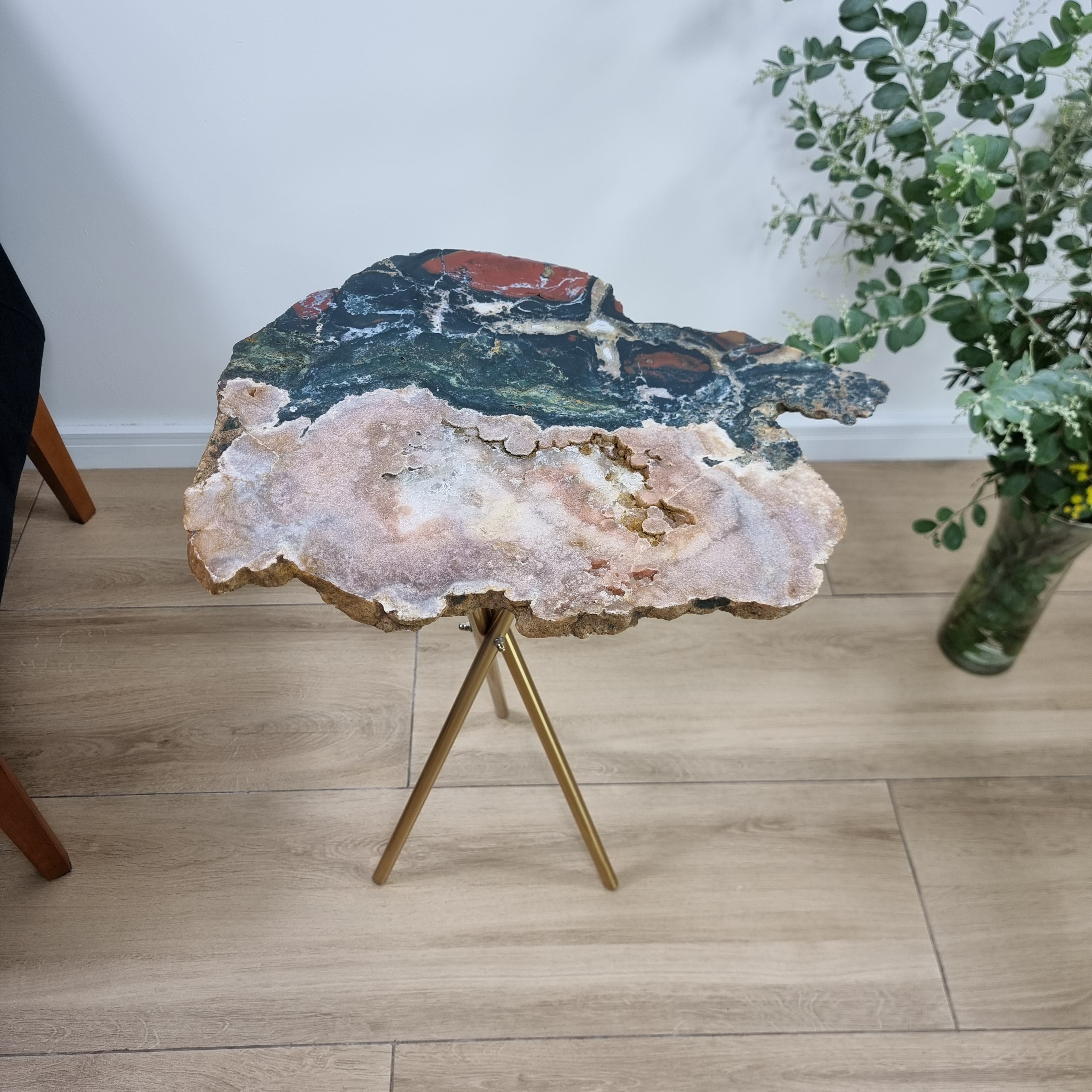 Mesa Lateral de Ametista Rosa e Jaspe | Produto super Exclusivo | Base Tripé Preta | Altura de 60 cm - Peça Artesanal BR Crystals