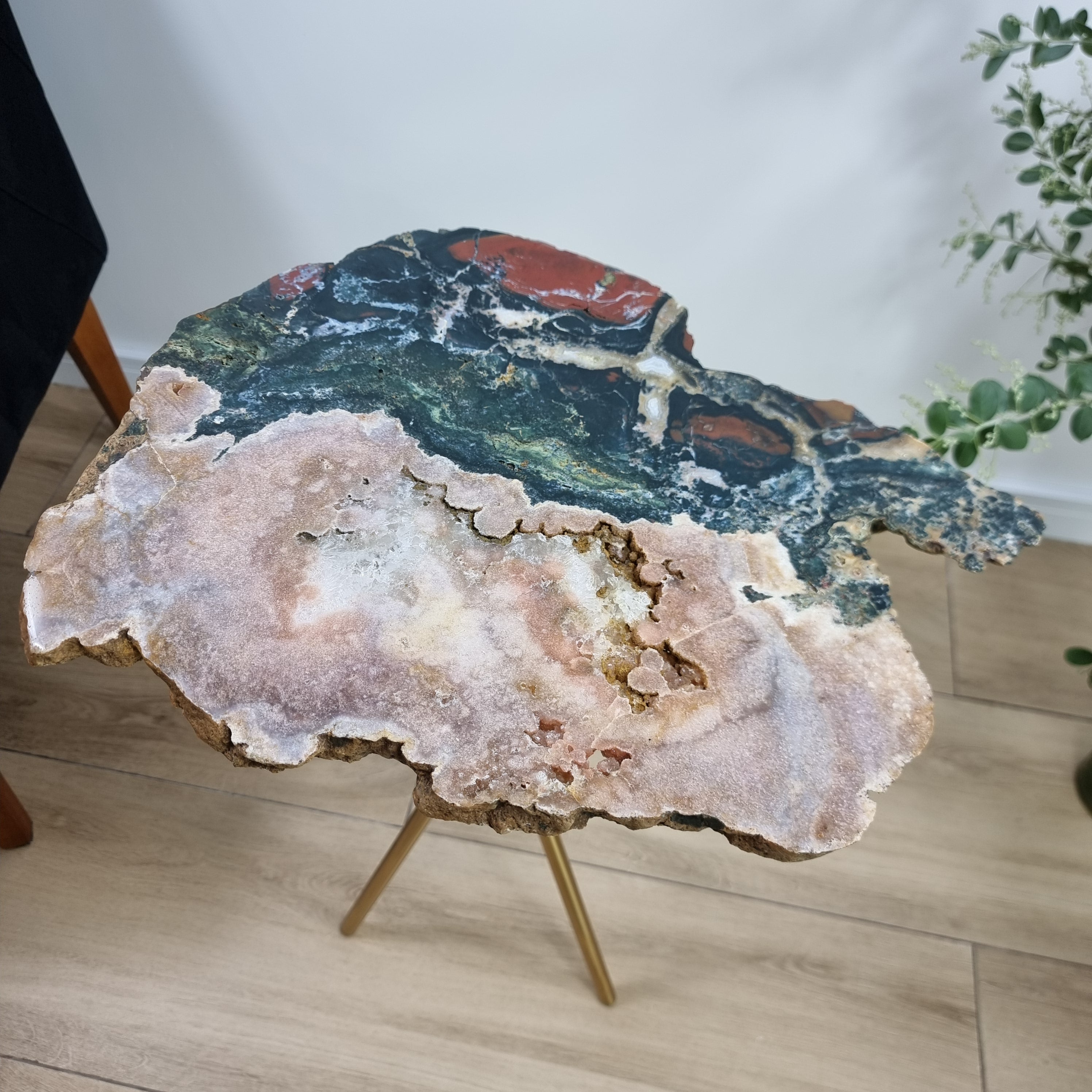 Mesa Lateral de Ametista Rosa e Jaspe | Produto super Exclusivo | Base Tripé Preta | Altura de 60 cm - Peça Artesanal BR Crystals