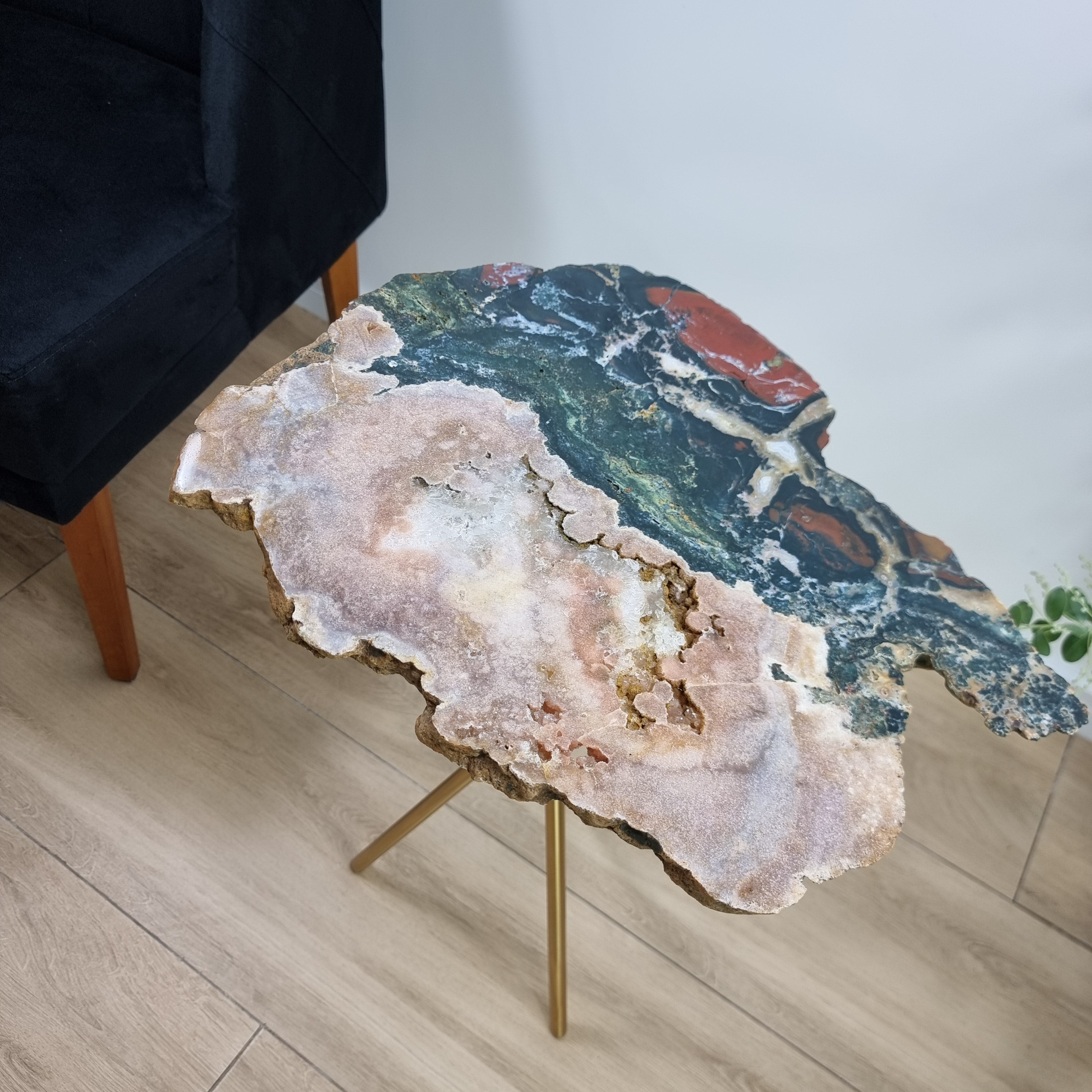 Mesa Lateral de Ametista Rosa e Jaspe | Produto super Exclusivo | Base Tripé Preta | Altura de 60 cm - Peça Artesanal BR Crystals