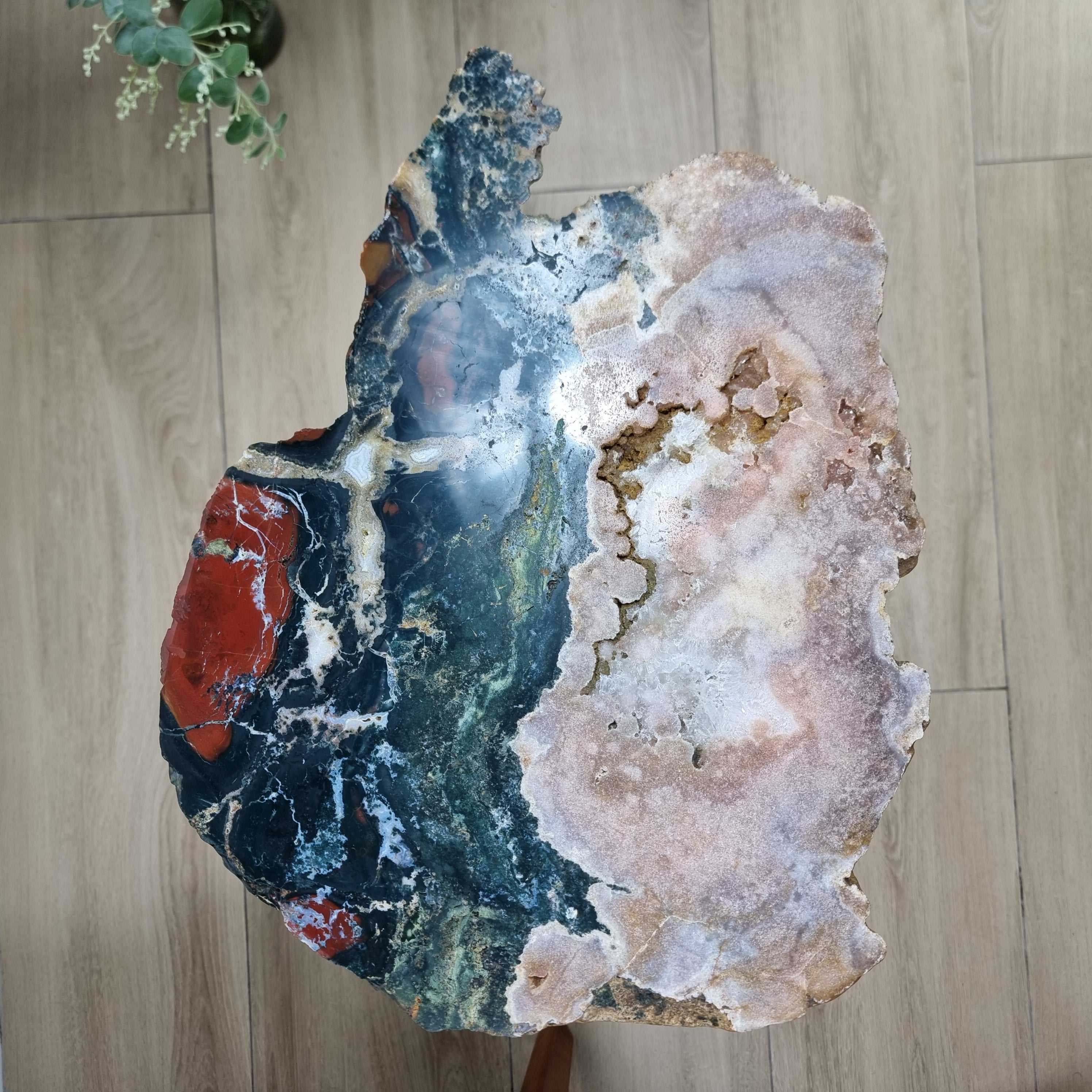 Mesa Lateral de Ametista Rosa e Jaspe | Produto super Exclusivo | Base Tripé Preta | Altura de 60 cm - Peça Artesanal BR Crystals