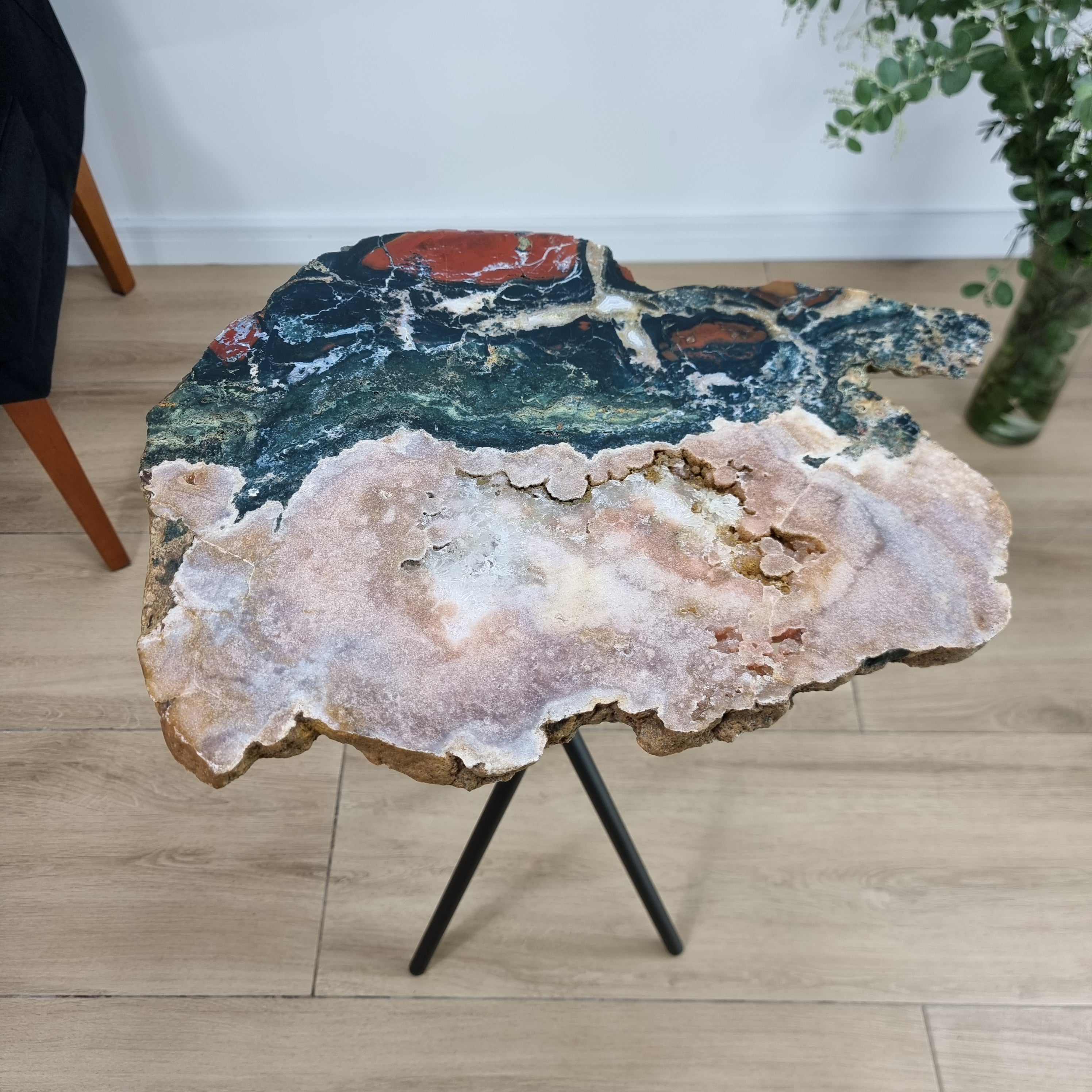 Mesa Lateral de Ametista Rosa e Jaspe | Produto super Exclusivo | Base Tripé Preta | Altura de 60 cm - Peça Artesanal BR Crystals