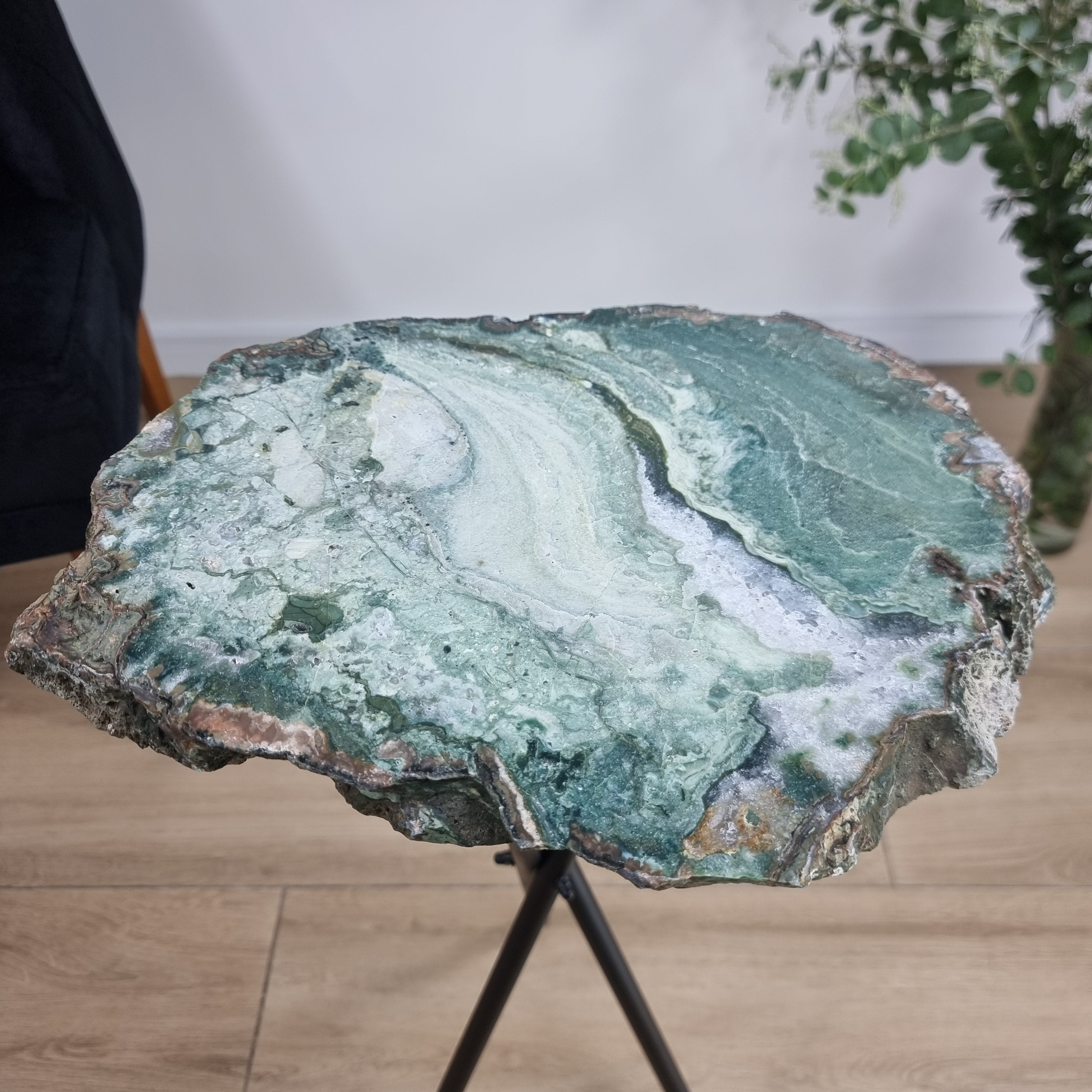 Mesa Lateral de Àgata Verde | Base Tripé Preta | Altura de 60 cm - Peça Artesanal BR Crystals