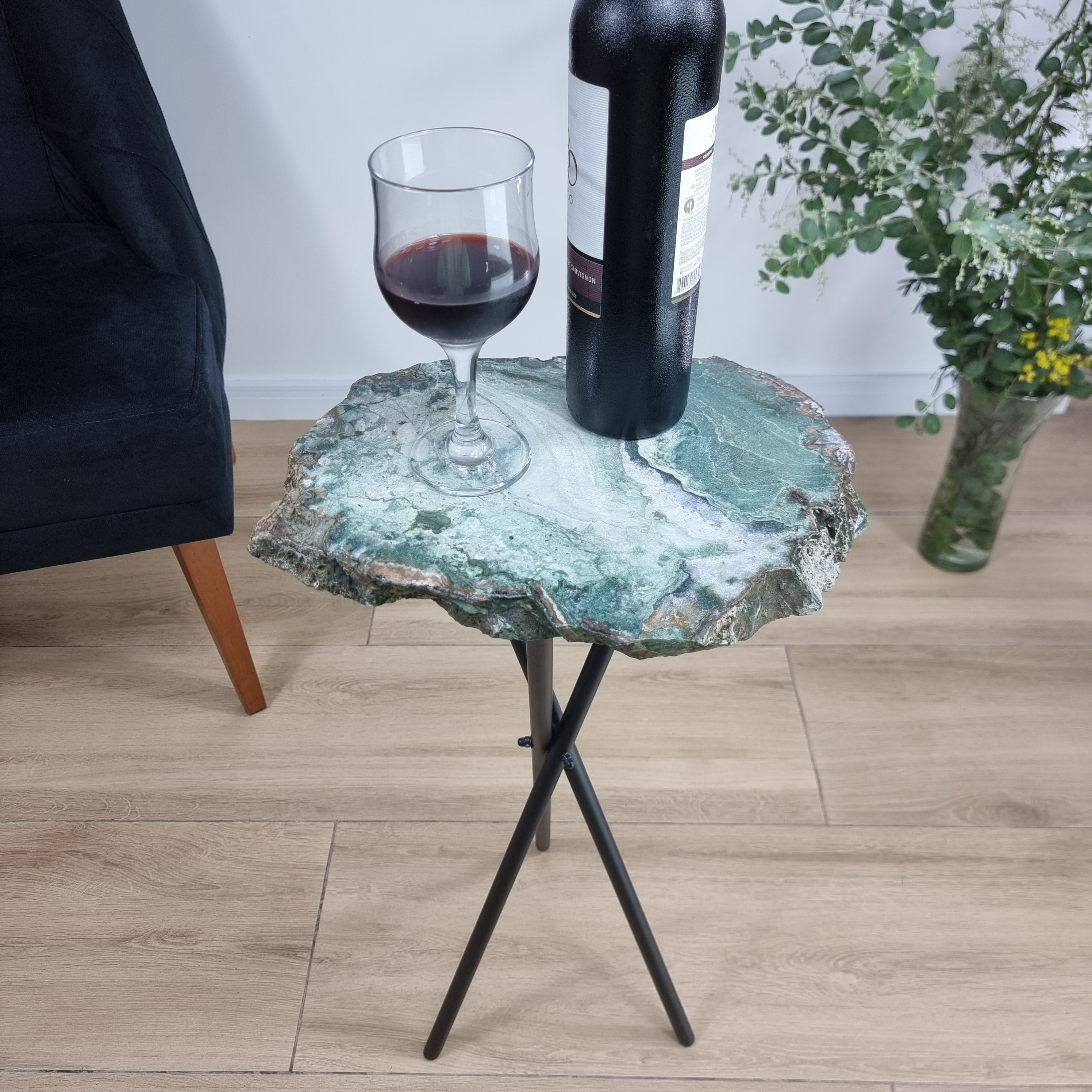 Mesa Lateral de Àgata Verde | Base Tripé Preta | Altura de 60 cm - Peça Artesanal BR Crystals