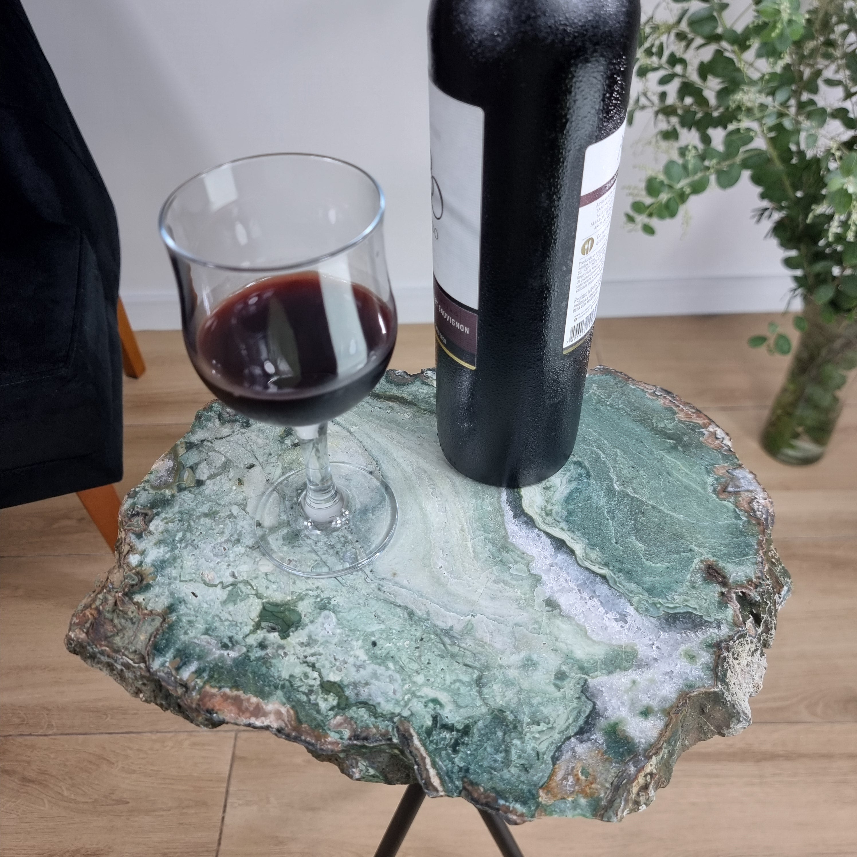 Mesa Lateral de Àgata Verde | Base Tripé Preta | Altura de 60 cm - Peça Artesanal BR Crystals