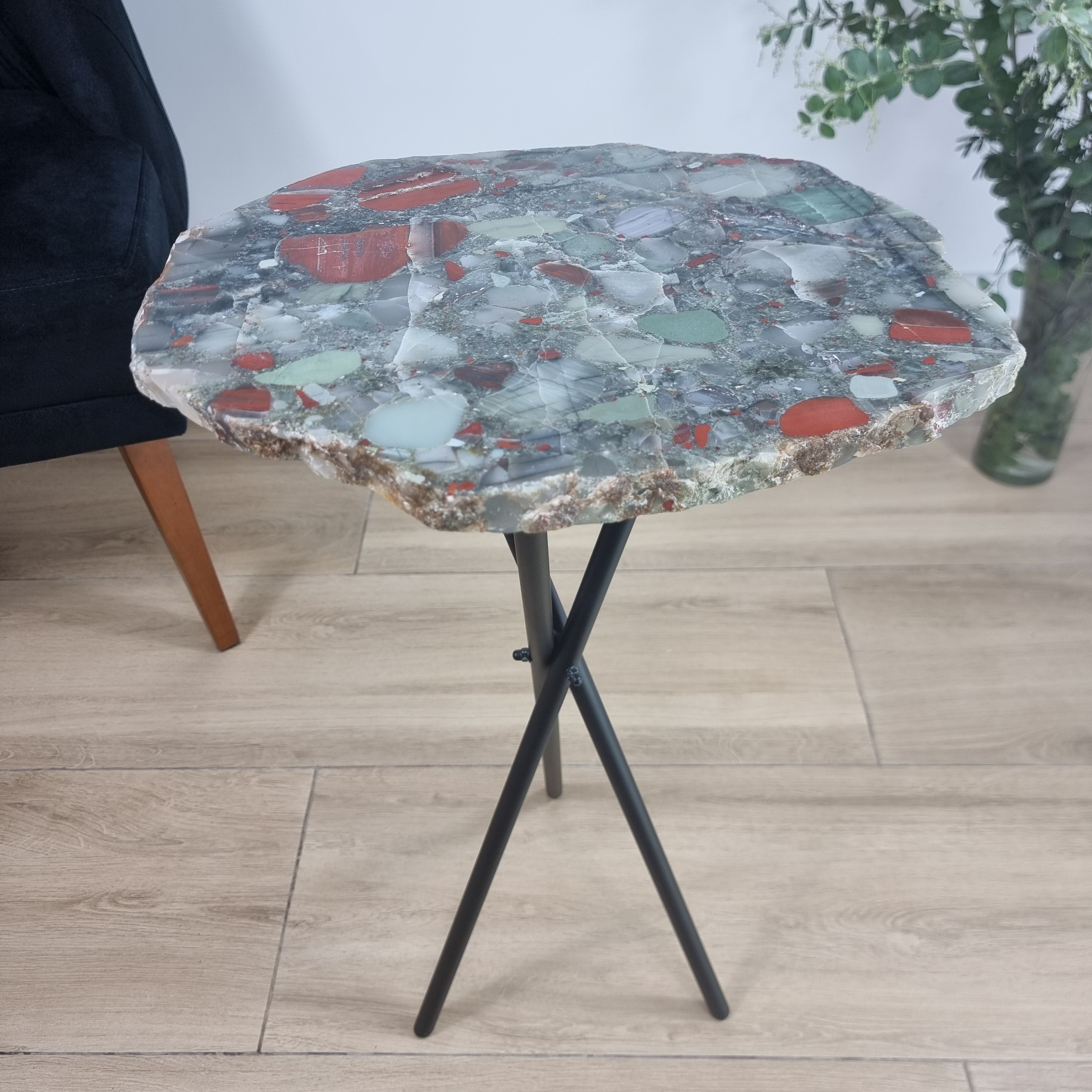 Mesa Lateral de Cristal Pedra do Sangue | Base Tripé Preta | Altura de 60 cm - Peça Artesanal BR Crystals