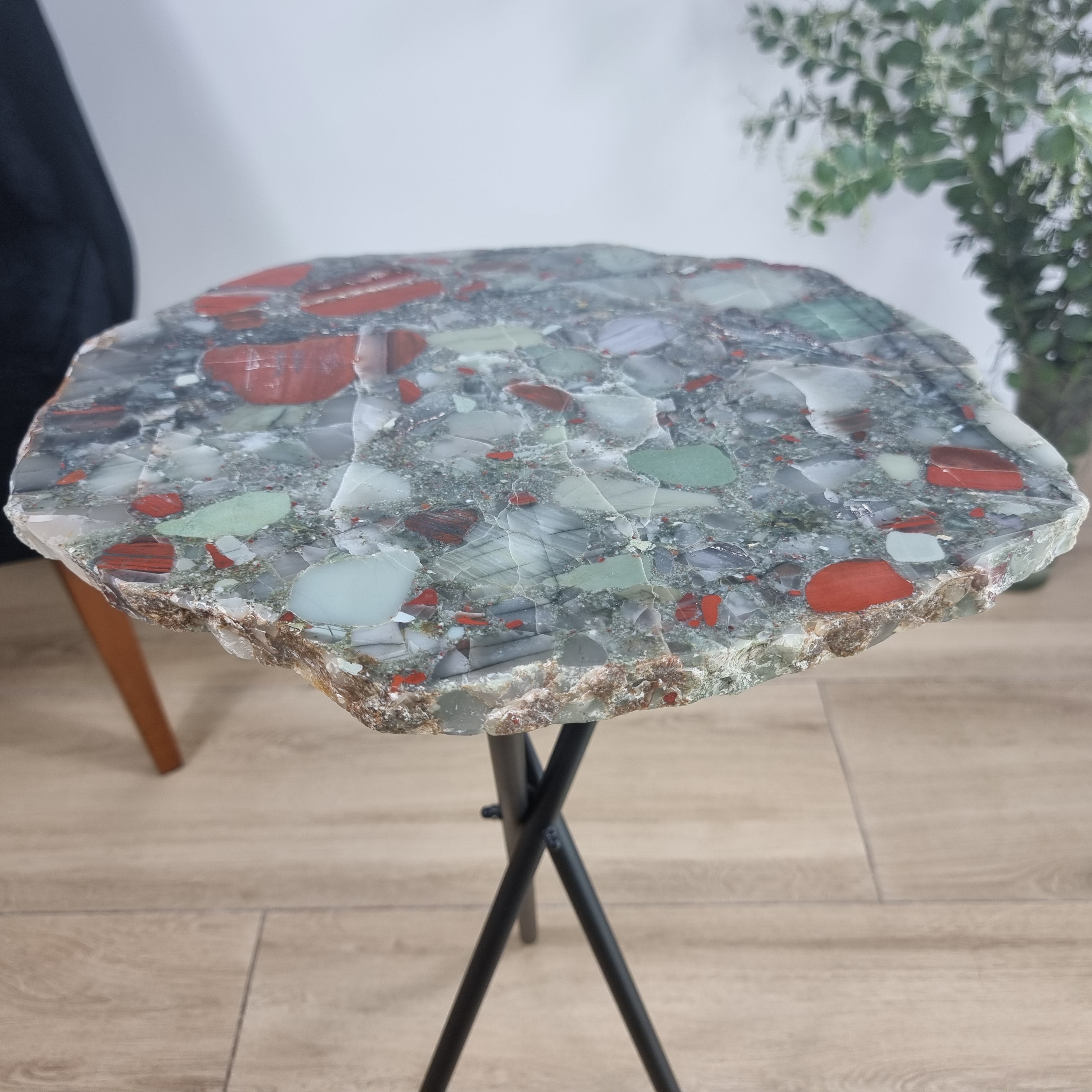 Mesa Lateral de Cristal Pedra do Sangue | Base Tripé Preta | Altura de 60 cm - Peça Artesanal BR Crystals