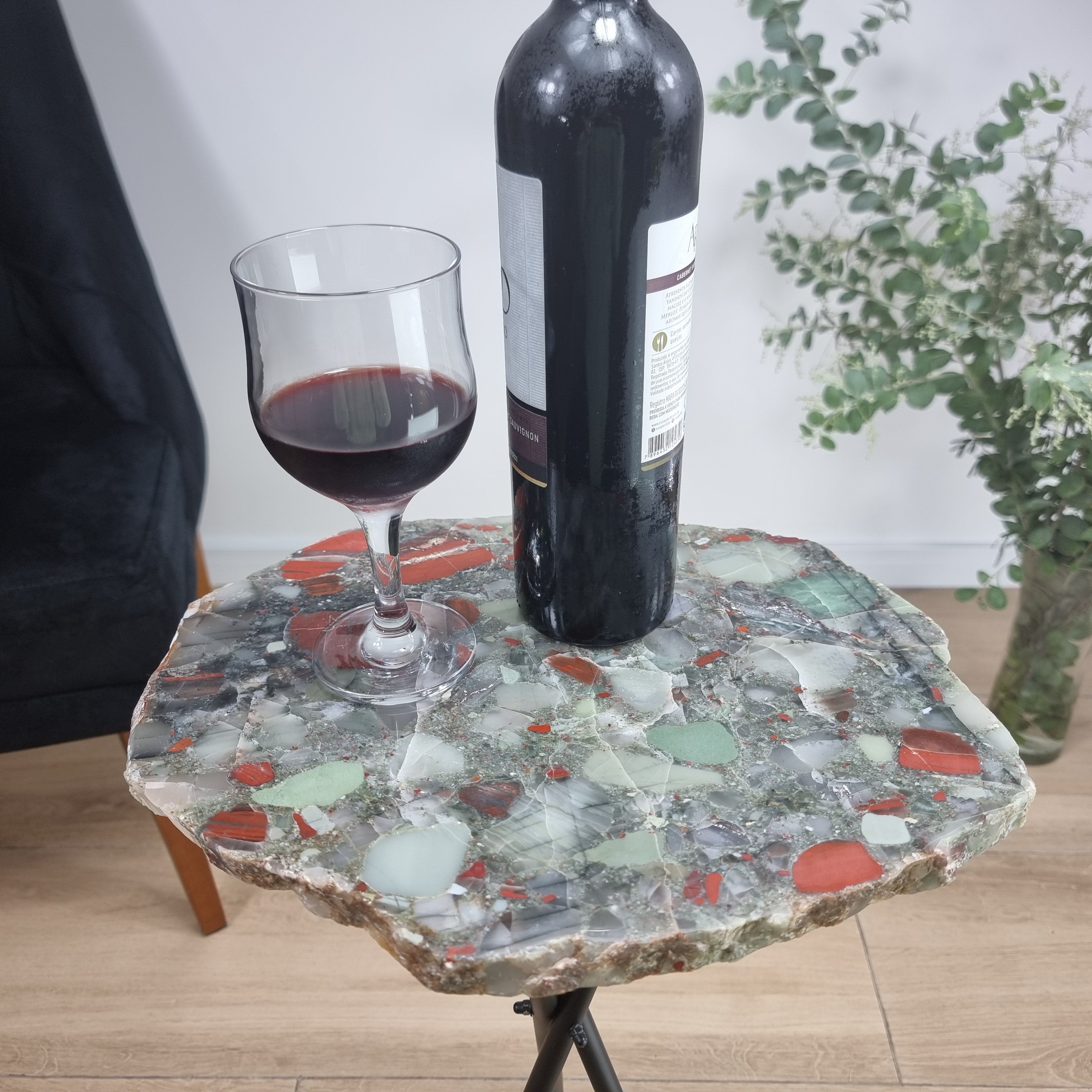 Mesa Lateral de Cristal Pedra do Sangue | Base Tripé Preta | Altura de 60 cm - Peça Artesanal BR Crystals