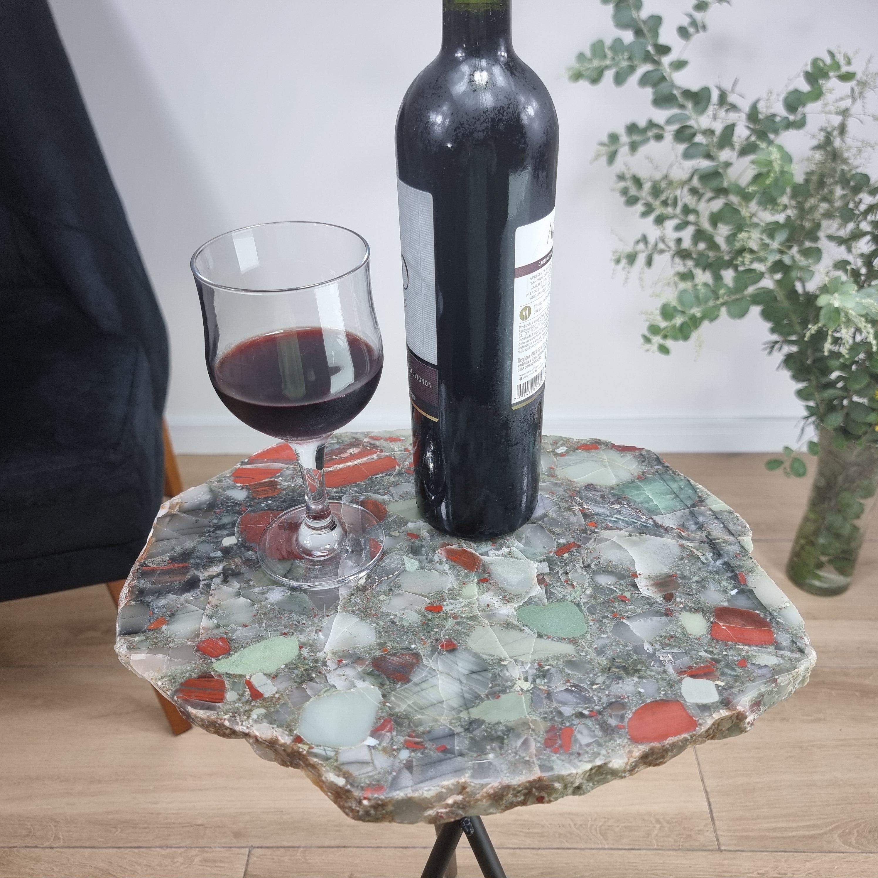 Mesa Lateral de Cristal Pedra do Sangue | Base Tripé Preta | Altura de 60 cm - Peça Artesanal BR Crystals