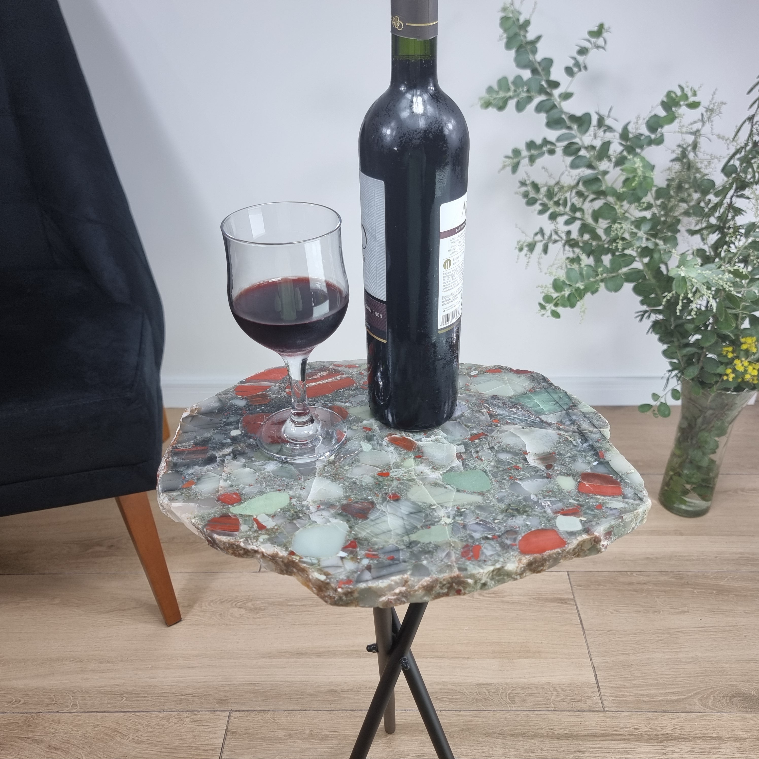 Mesa Lateral de Cristal Pedra do Sangue | Base Tripé Preta | Altura de 60 cm - Peça Artesanal BR Crystals