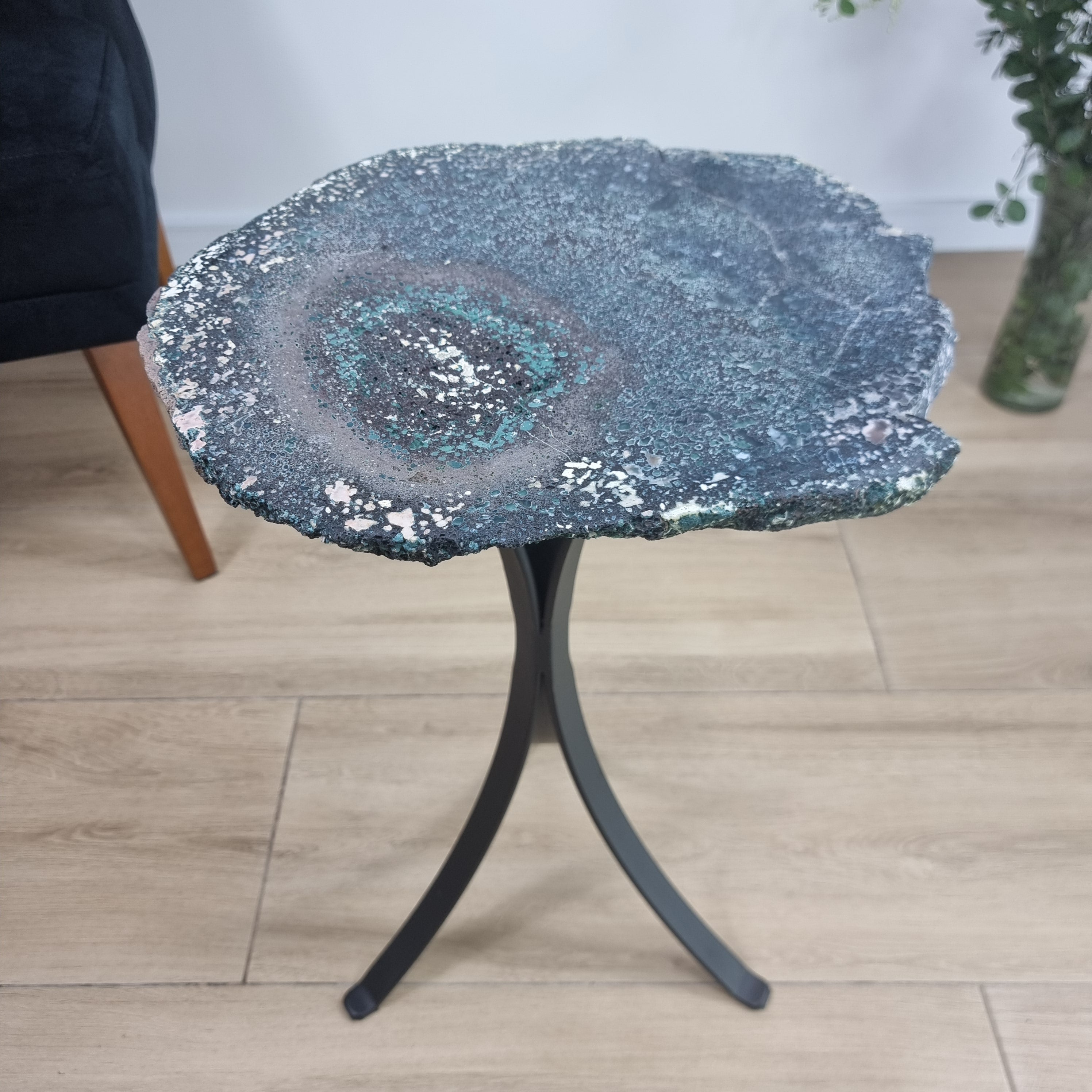 Mesa Lateral de Àgatas Verde Musgo | Base Tripé Preta | Altura de 60 cm - Peça Artesanal BR Crystals