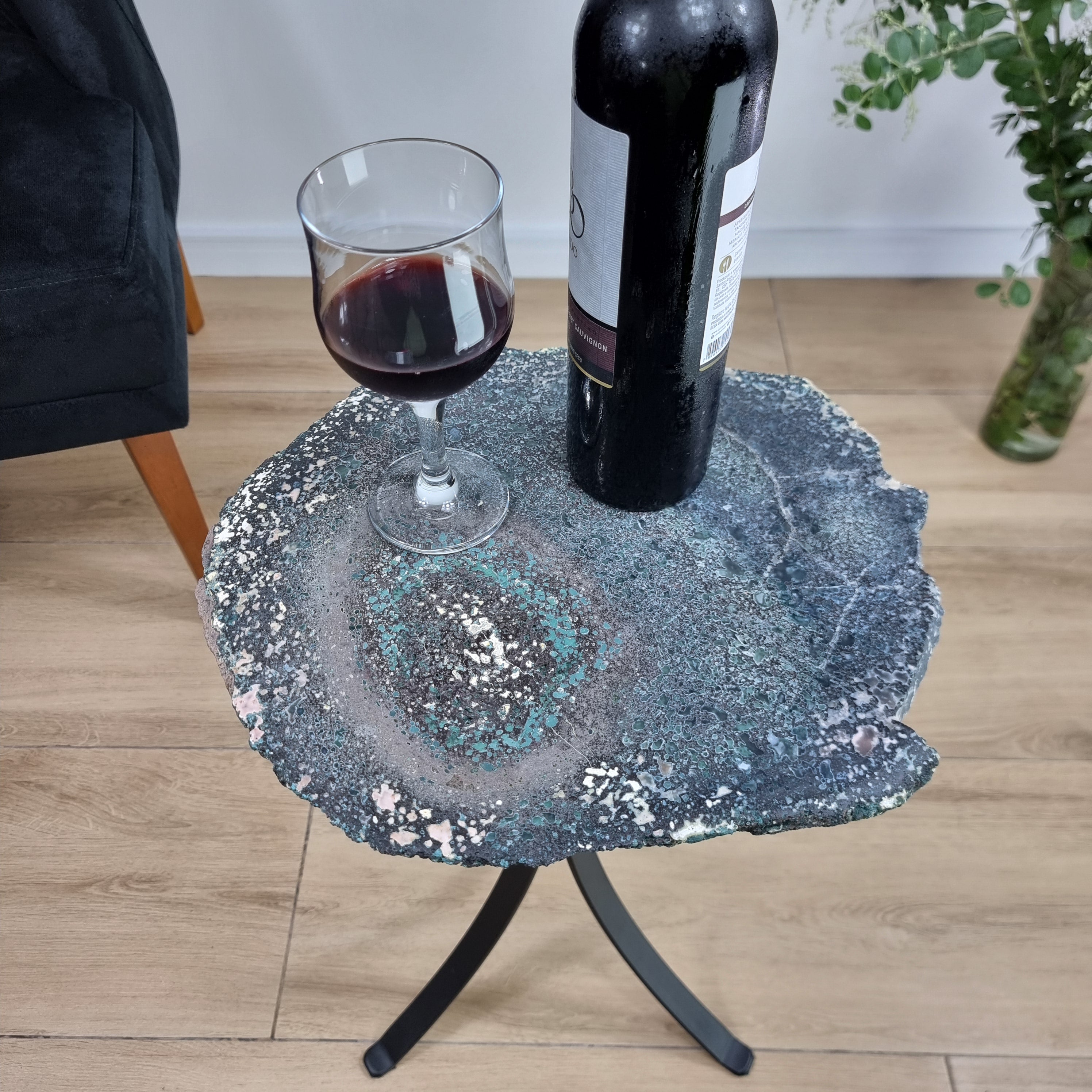 Mesa Lateral de Àgatas Verde Musgo | Base Tripé Preta | Altura de 60 cm - Peça Artesanal BR Crystals