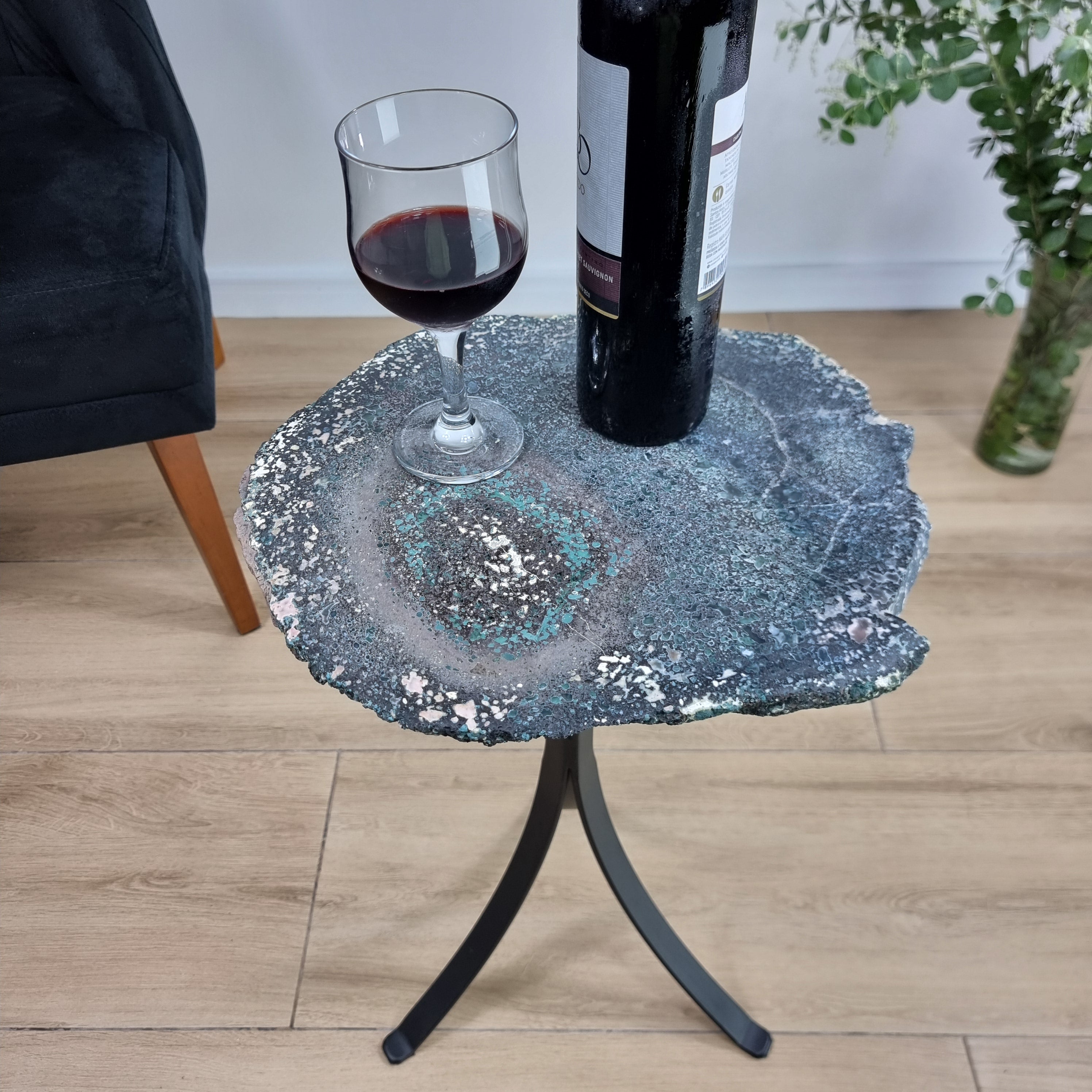 Mesa Lateral de Àgatas Verde Musgo | Base Tripé Preta | Altura de 60 cm - Peça Artesanal BR Crystals