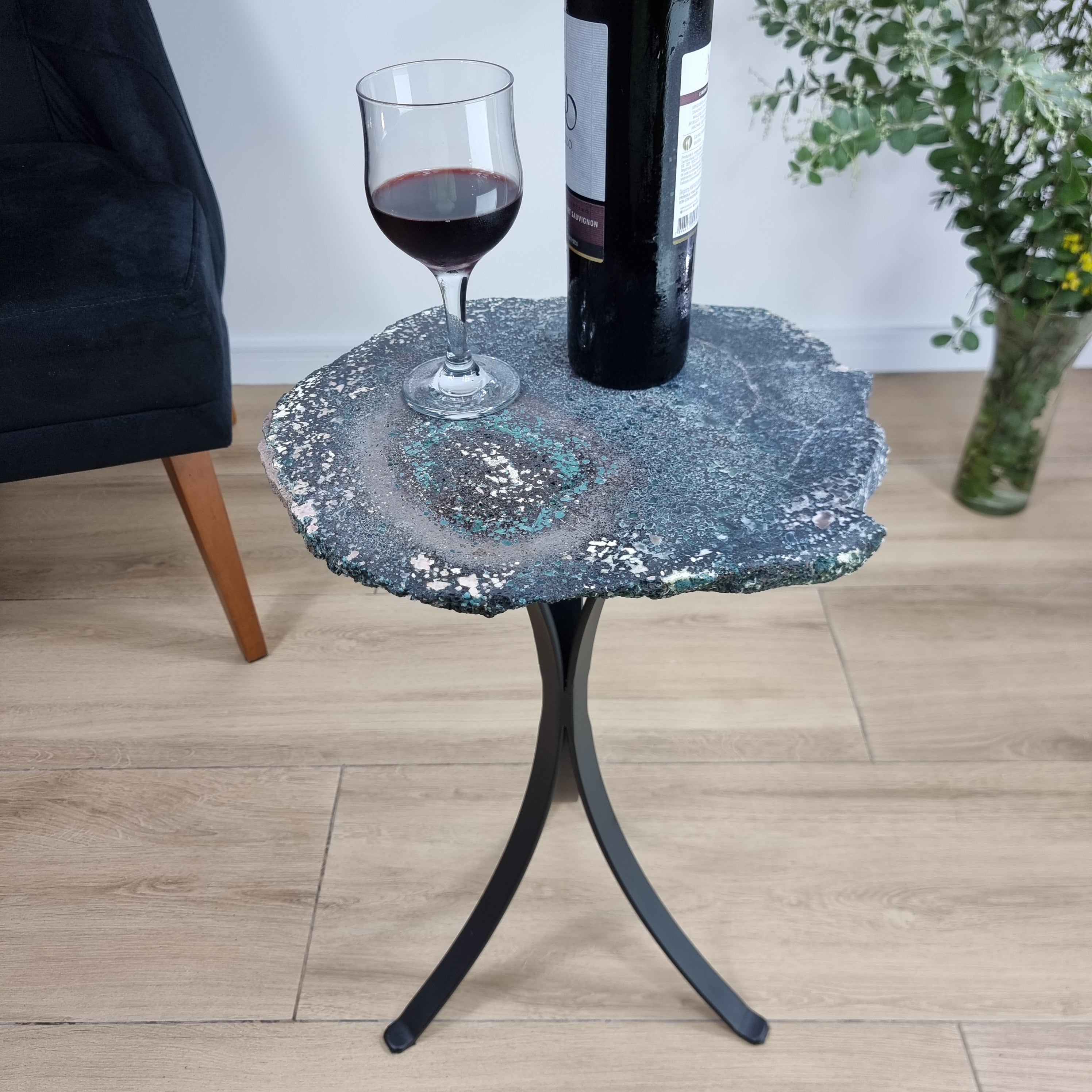 Mesa Lateral de Àgatas Verde Musgo | Base Tripé Preta | Altura de 60 cm - Peça Artesanal BR Crystals