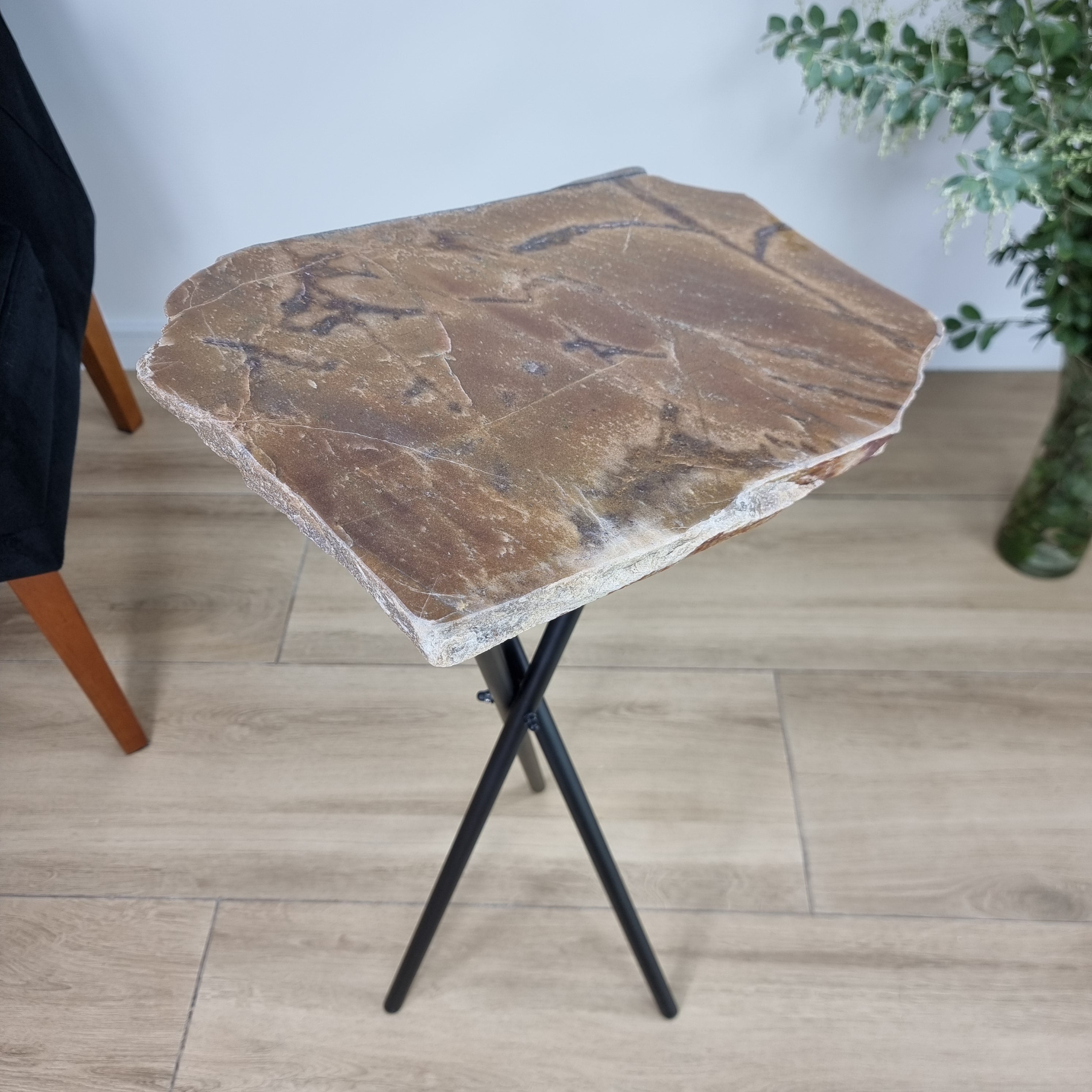 Mesa Lateral de JASPE MARROM Naturais | Base Tripé Preta | Altura de 60 cm - Peça Artesanal BR Crystals