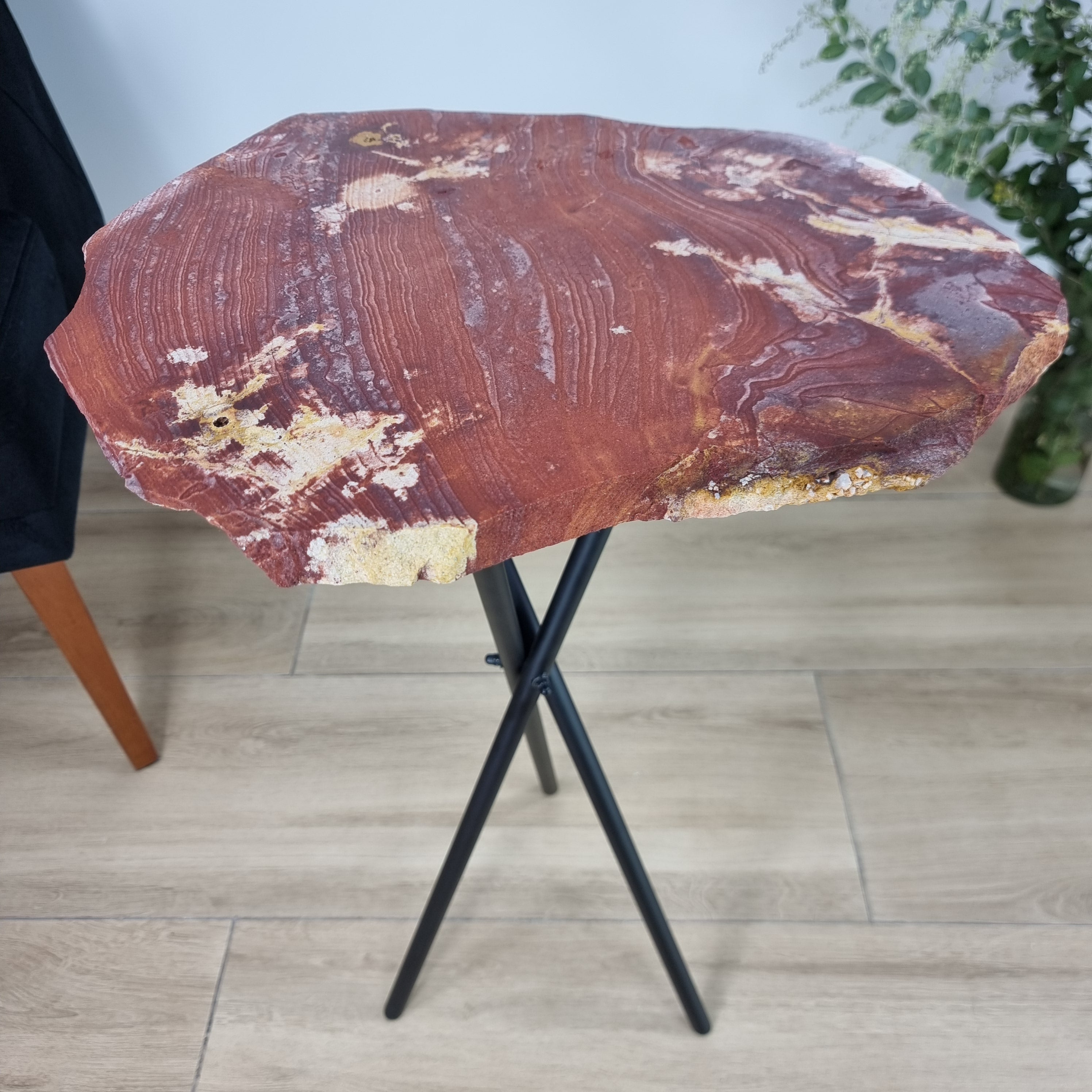 Mesa Lateral de JASPE VERMELHO Naturais | Base Tripé Preta | Altura de 60 cm - Peça Artesanal BR Crystals