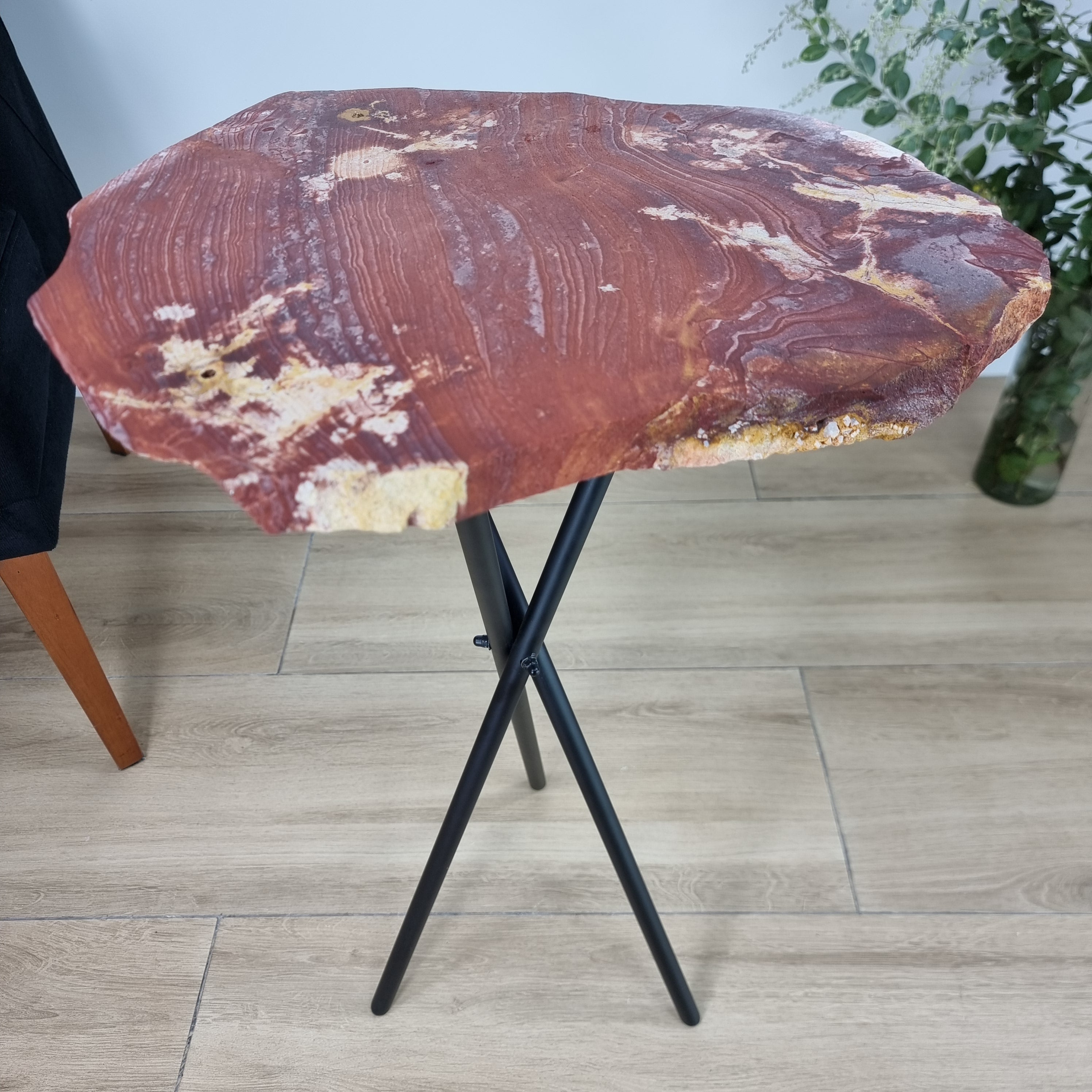 Mesa Lateral de JASPE VERMELHO Naturais | Base Tripé Preta | Altura de 60 cm - Peça Artesanal BR Crystals