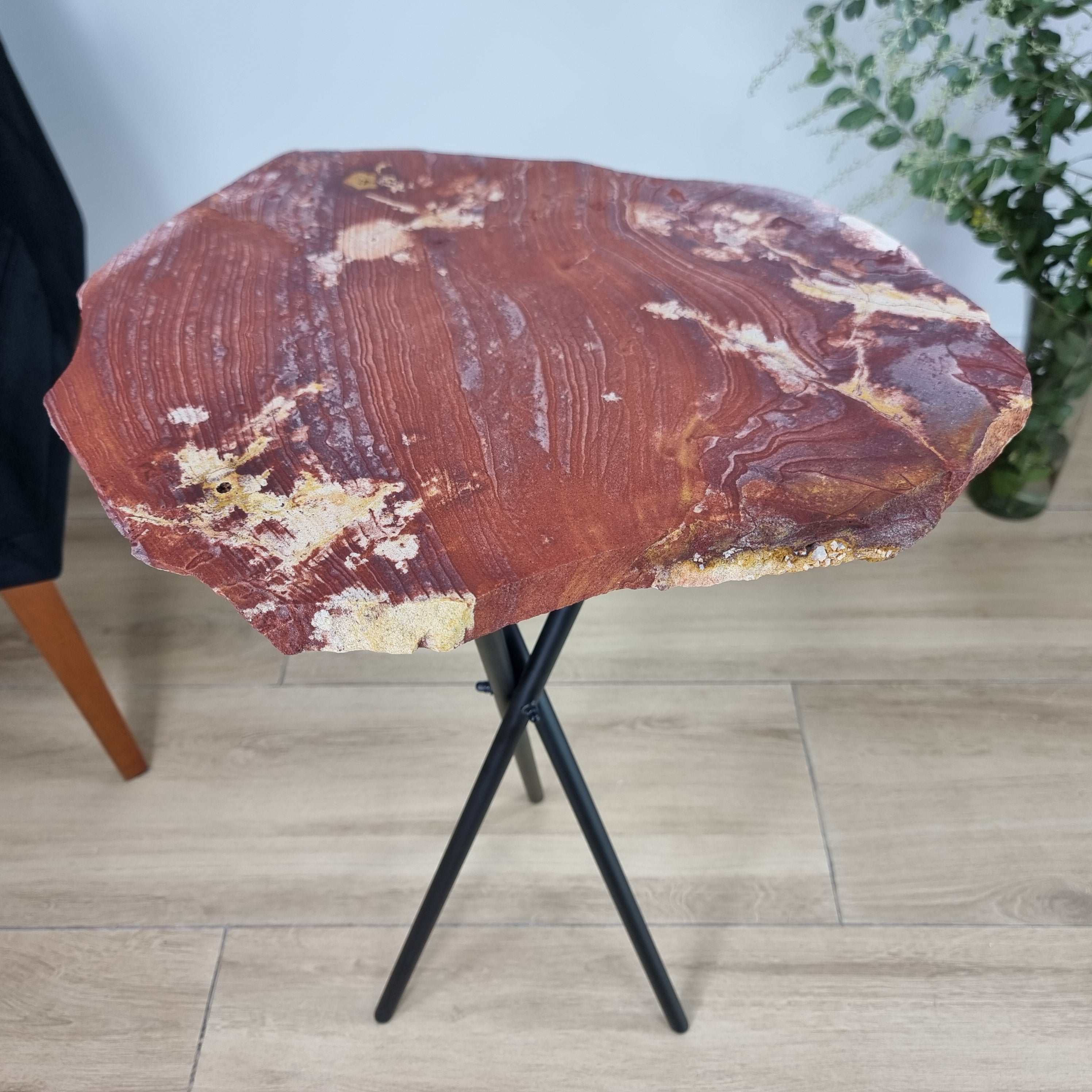 Mesa Lateral de JASPE VERMELHO Naturais | Base Tripé Preta | Altura de 60 cm - Peça Artesanal BR Crystals
