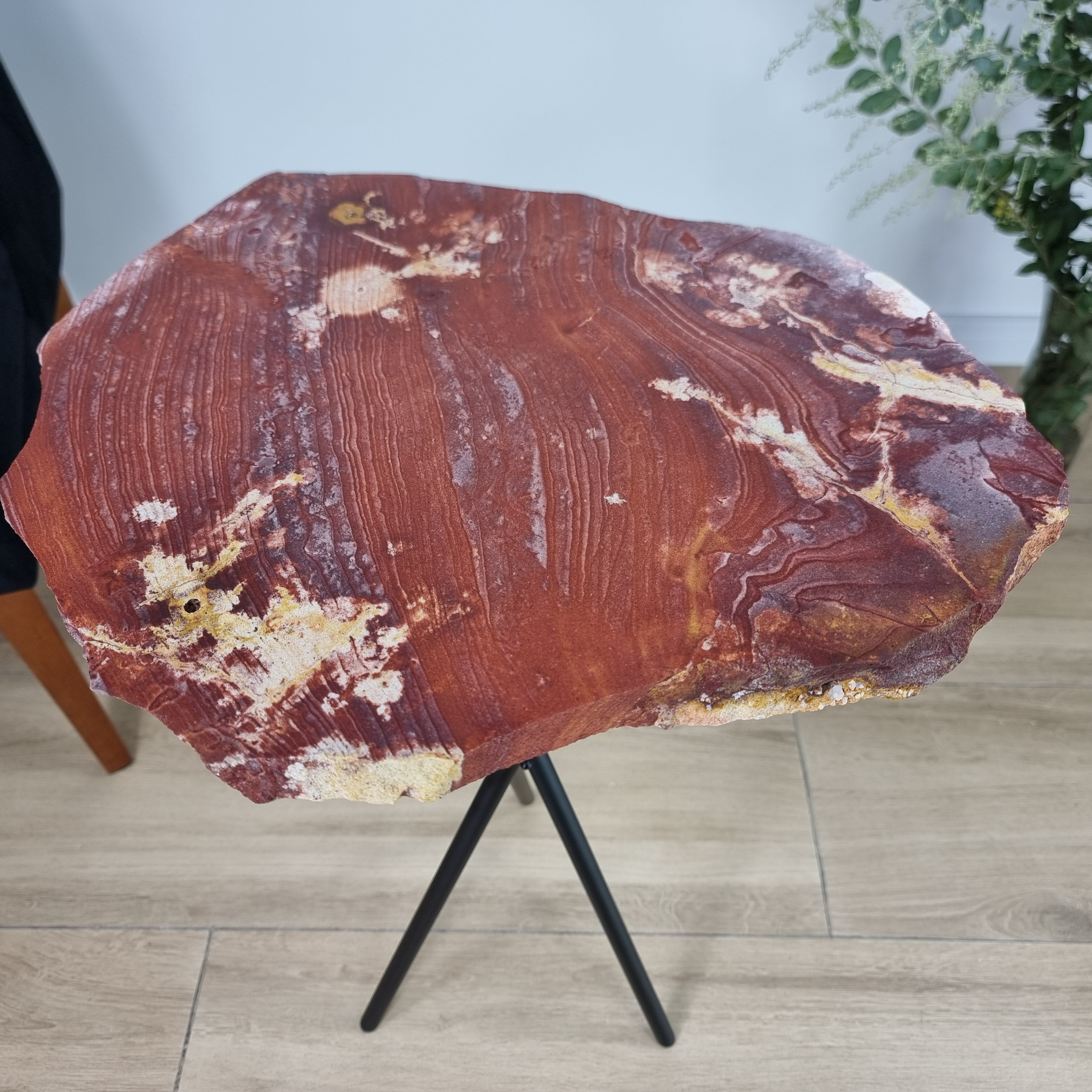 Mesa Lateral de JASPE VERMELHO Naturais | Base Tripé Preta | Altura de 60 cm - Peça Artesanal BR Crystals