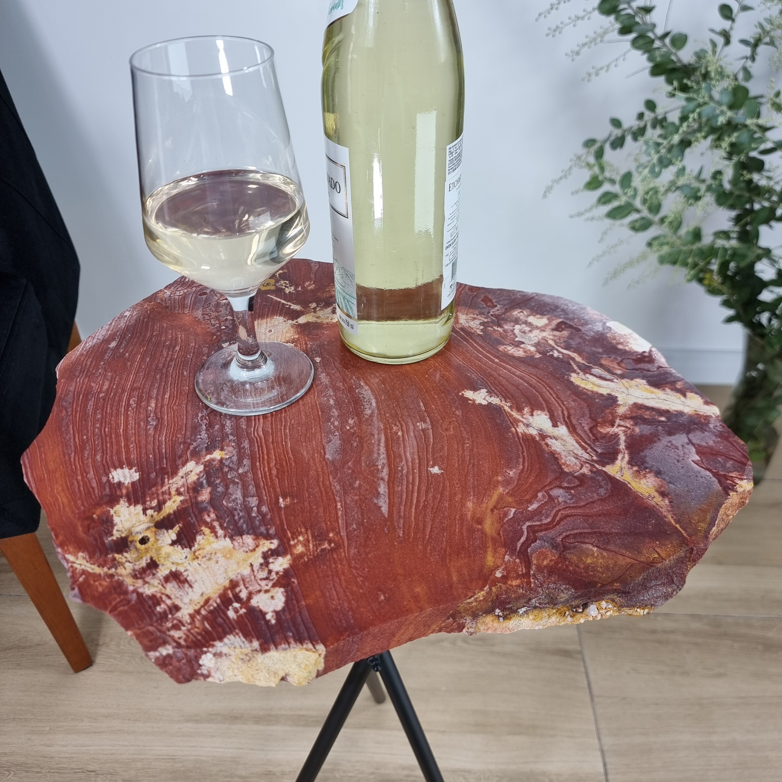 Mesa Lateral de JASPE VERMELHO Naturais | Base Tripé Preta | Altura de 60 cm - Peça Artesanal BR Crystals