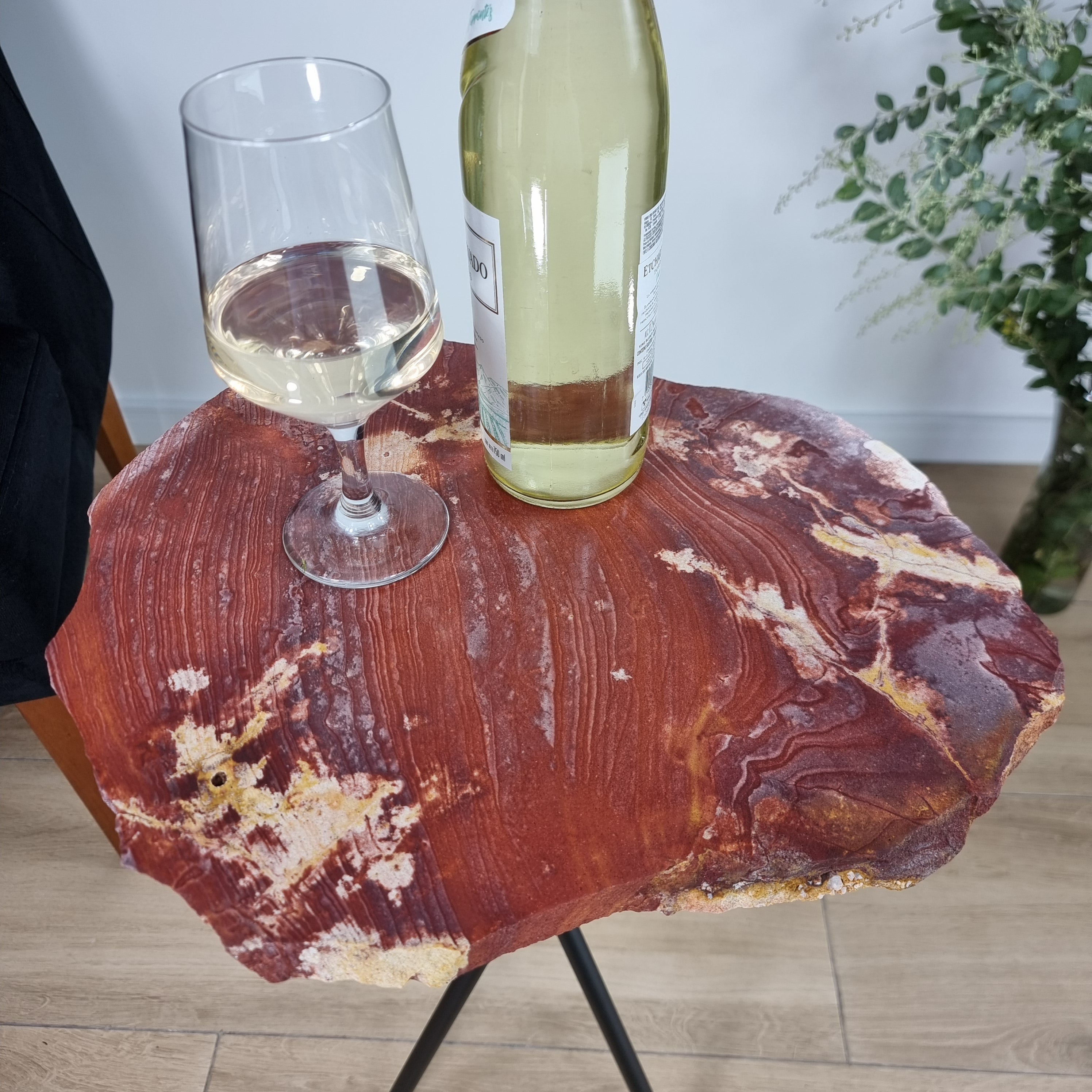 Mesa Lateral de JASPE VERMELHO Naturais | Base Tripé Preta | Altura de 60 cm - Peça Artesanal BR Crystals