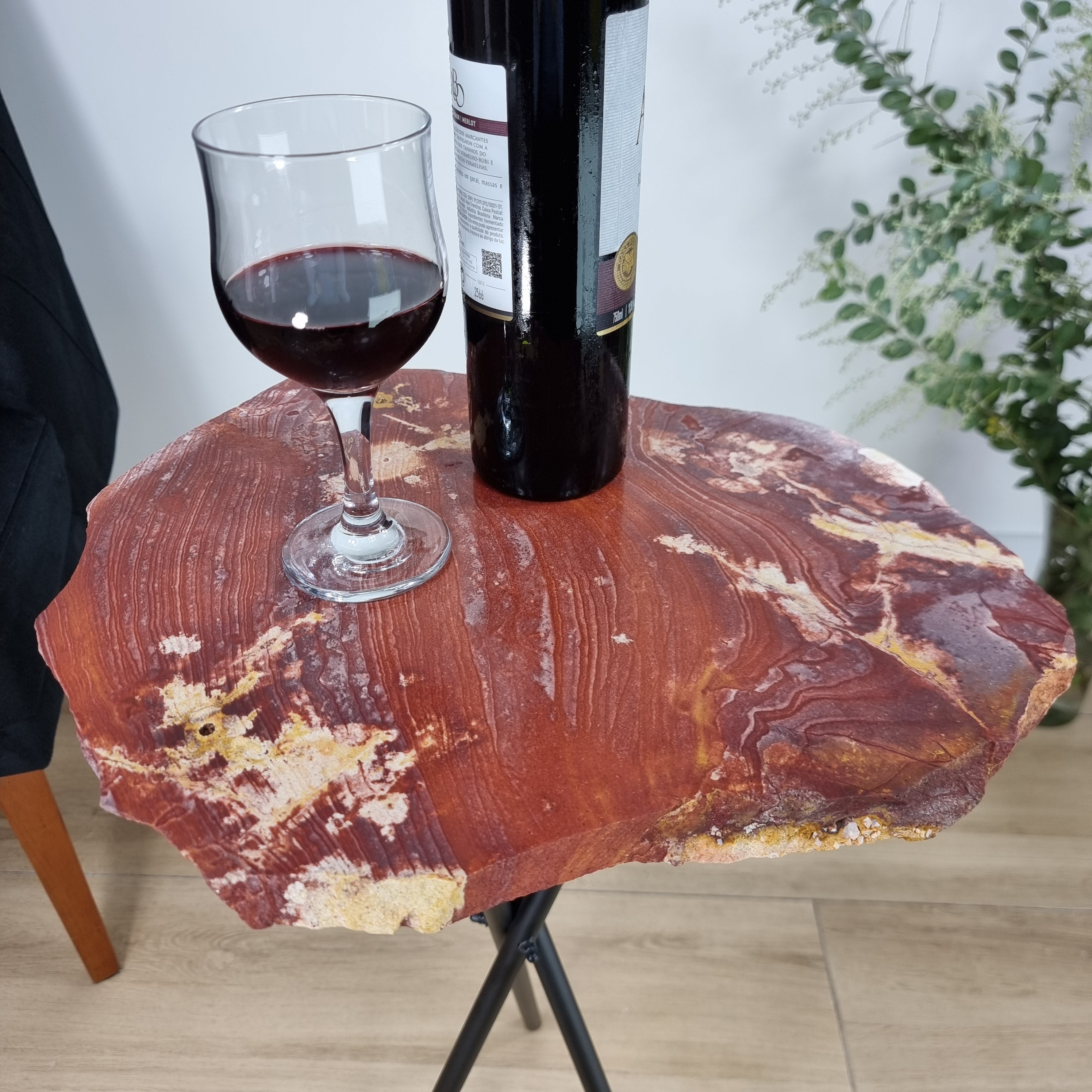 Mesa Lateral de JASPE VERMELHO Naturais | Base Tripé Preta | Altura de 60 cm - Peça Artesanal BR Crystals
