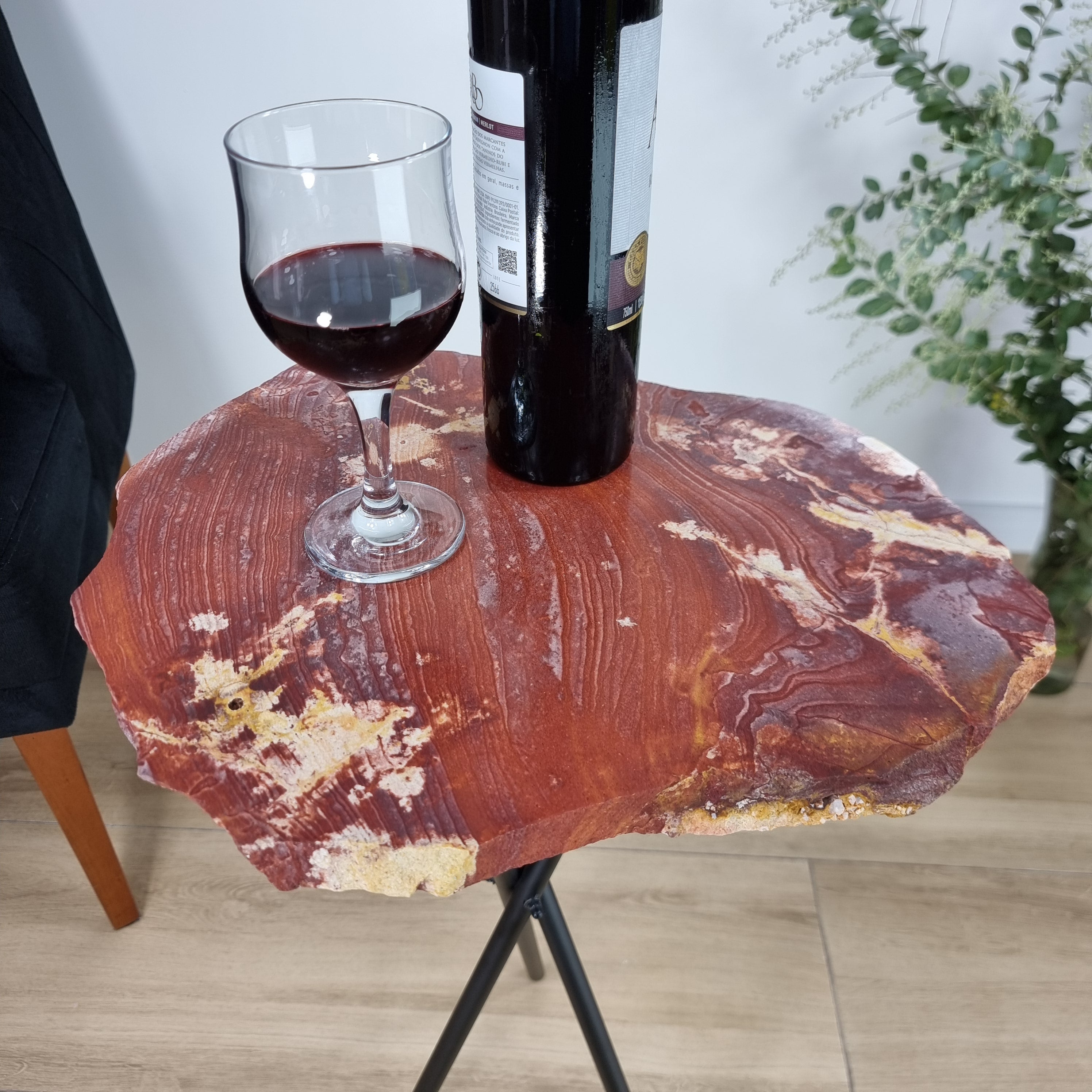 Mesa Lateral de JASPE VERMELHO Naturais | Base Tripé Preta | Altura de 60 cm - Peça Artesanal BR Crystals