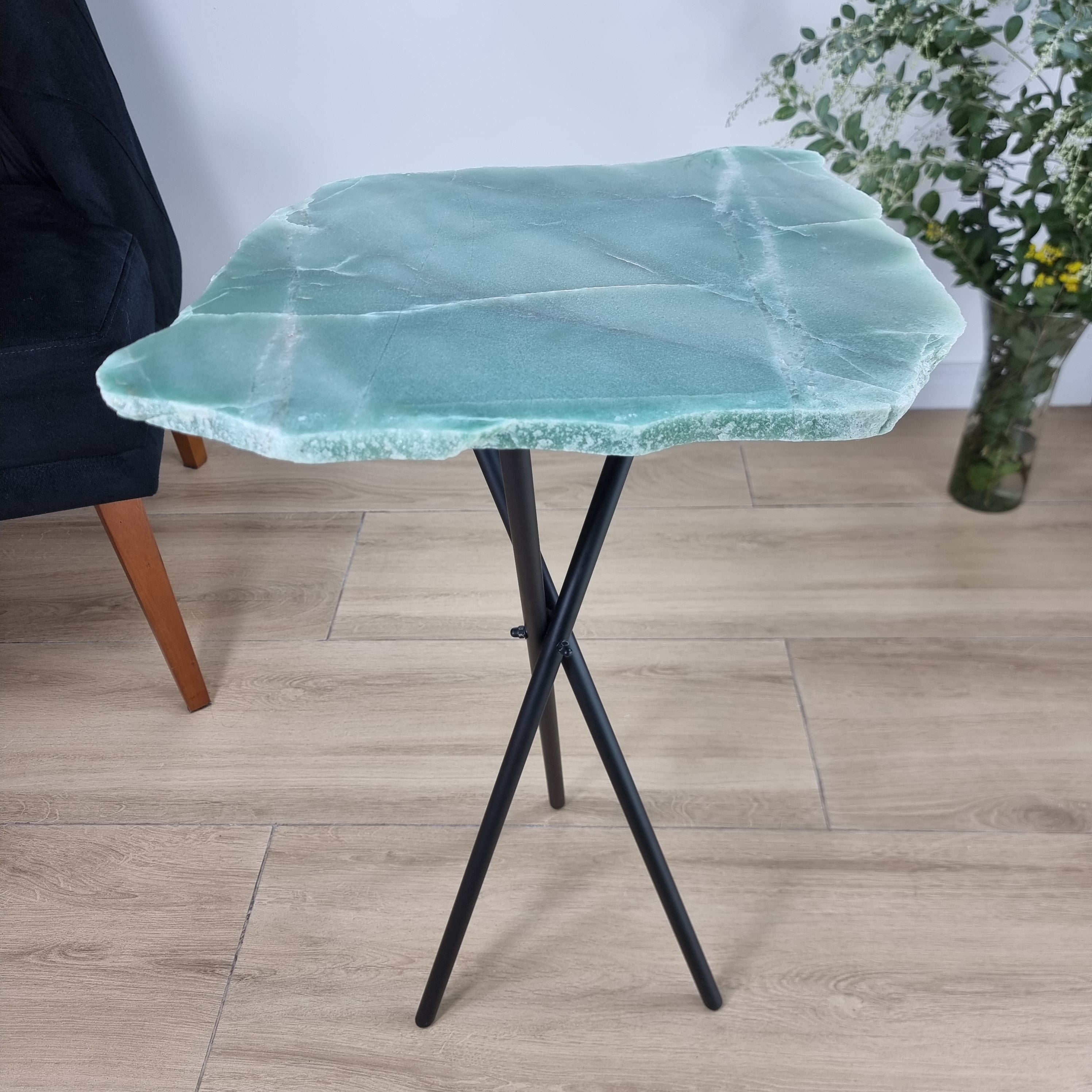 Mesa Lateral de QUARTZO VERDE Naturais | Base Tripé Preta | Altura de 60 cm - Peça Artesanal BR Crystals