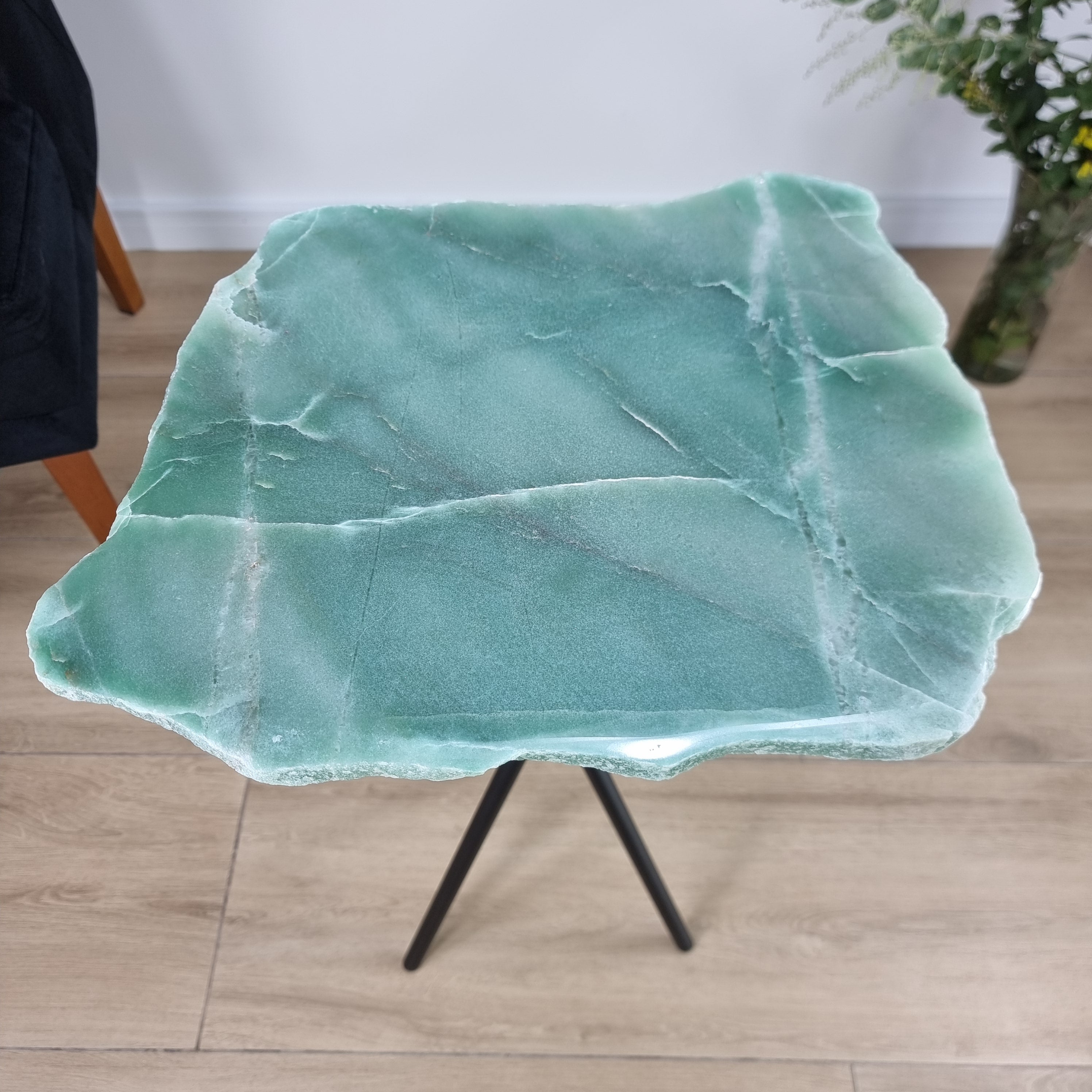 Mesa Lateral de QUARTZO VERDE Naturais | Base Tripé Preta | Altura de 60 cm - Peça Artesanal BR Crystals