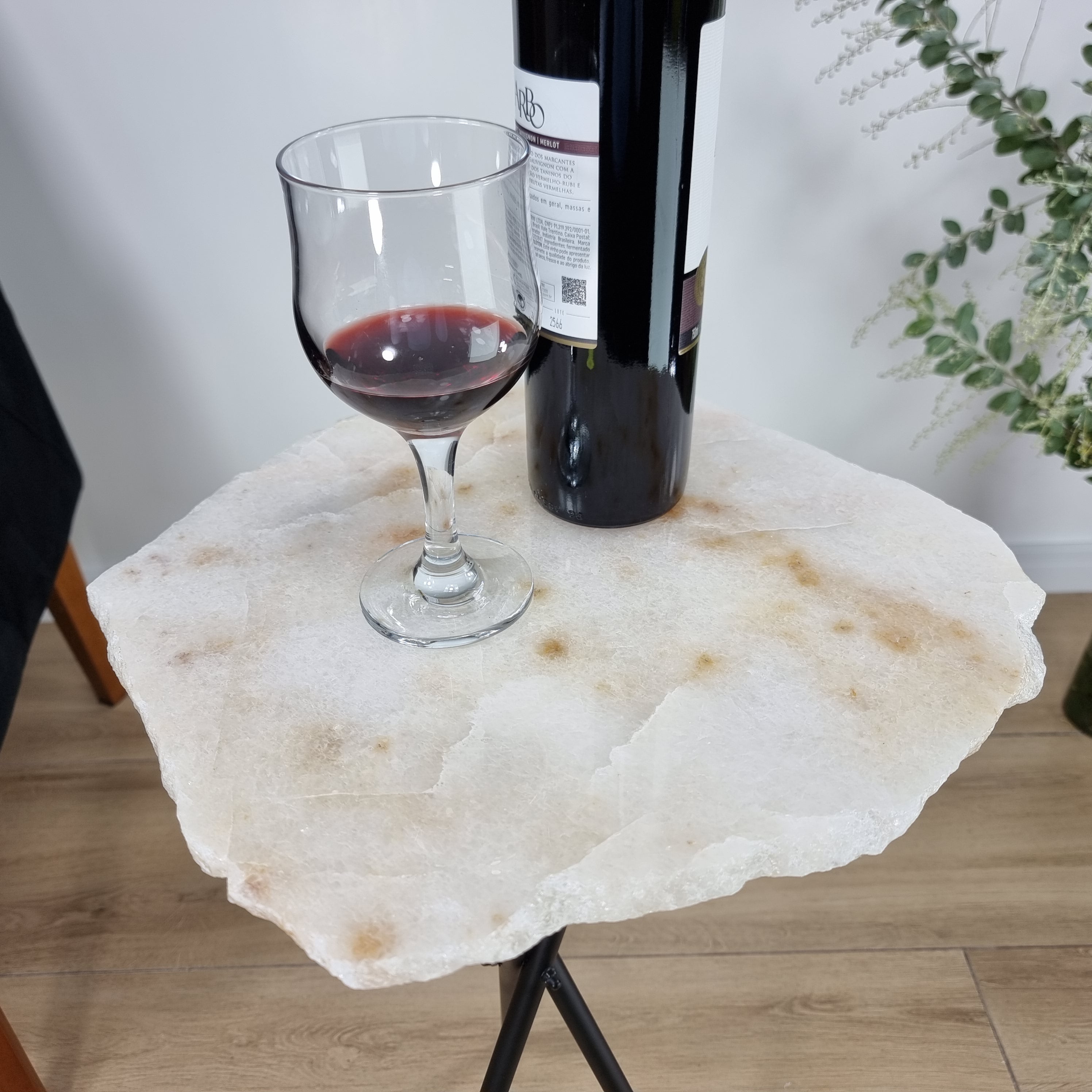 Mesa Lateral de QUARTZO BRANCO Naturais | Base Tripé Preta | Altura de 60 cm - Peça Artesanal BR Crystals
