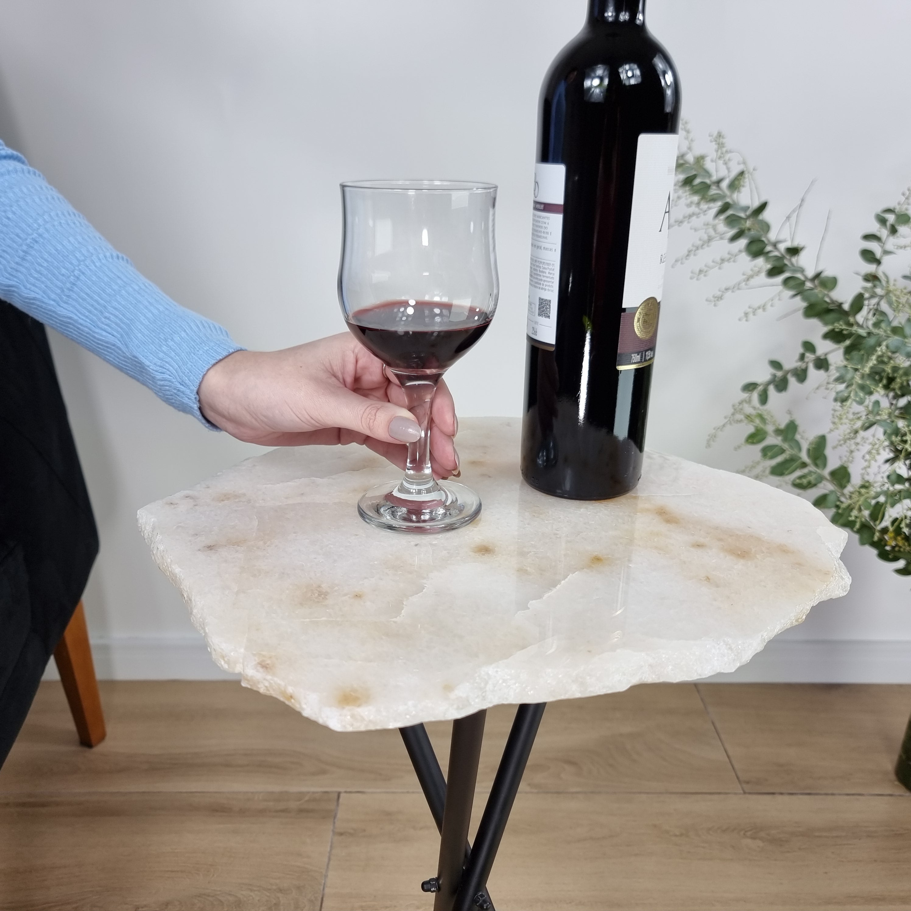 Mesa Lateral de QUARTZO BRANCO Naturais | Base Tripé Preta | Altura de 60 cm - Peça Artesanal BR Crystals