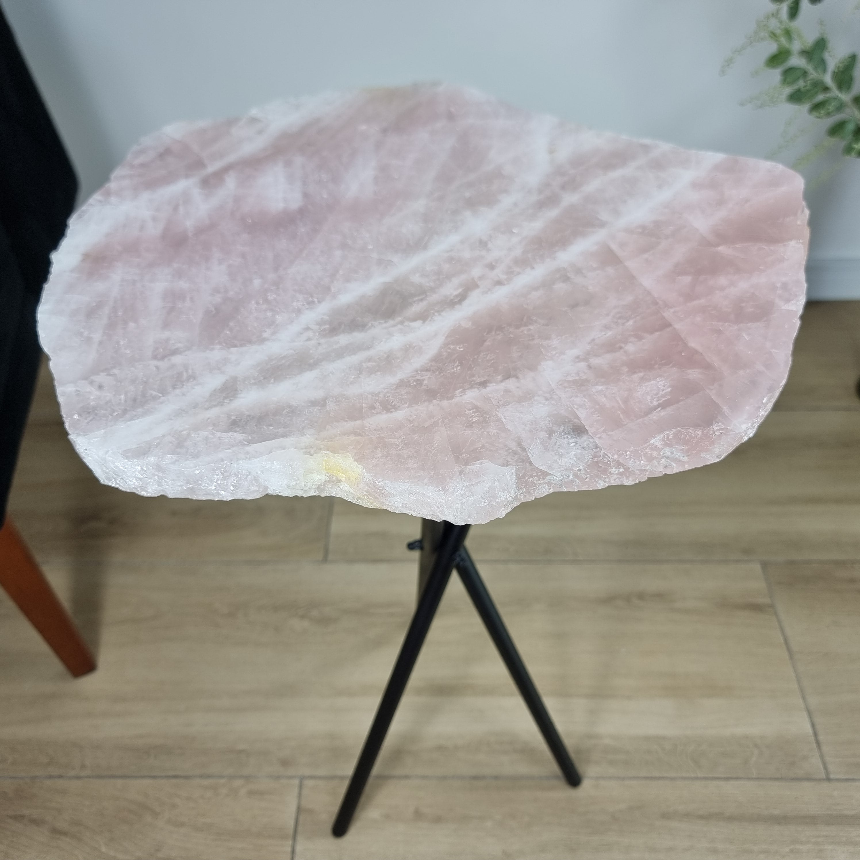 Mesa Lateral de QUARTZO ROSA Naturais | Base Tripé Preta | Altura de 60 cm - Peça Artesanal BR Crystals