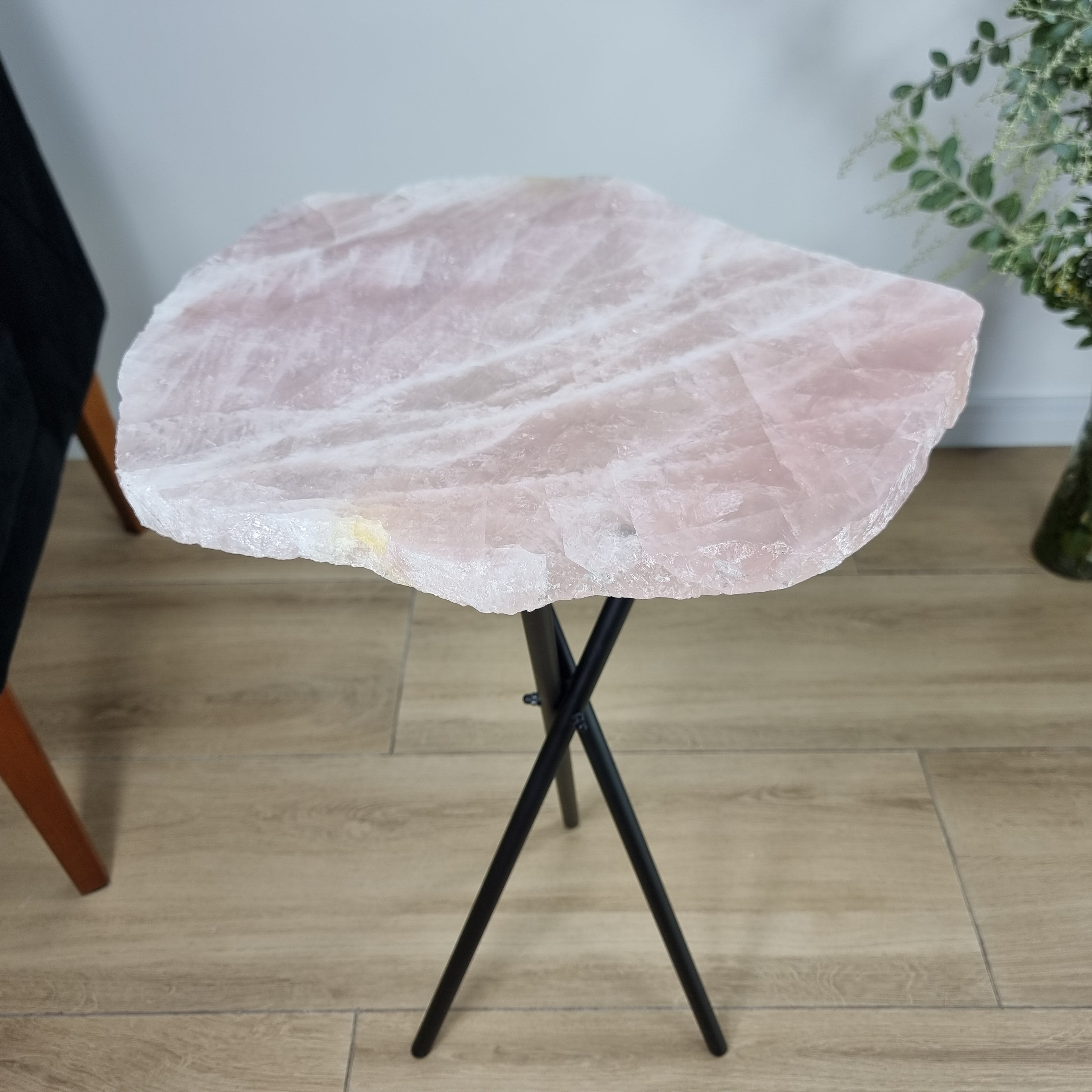 Mesa Lateral de QUARTZO ROSA Naturais | Base Tripé Preta | Altura de 60 cm - Peça Artesanal BR Crystals