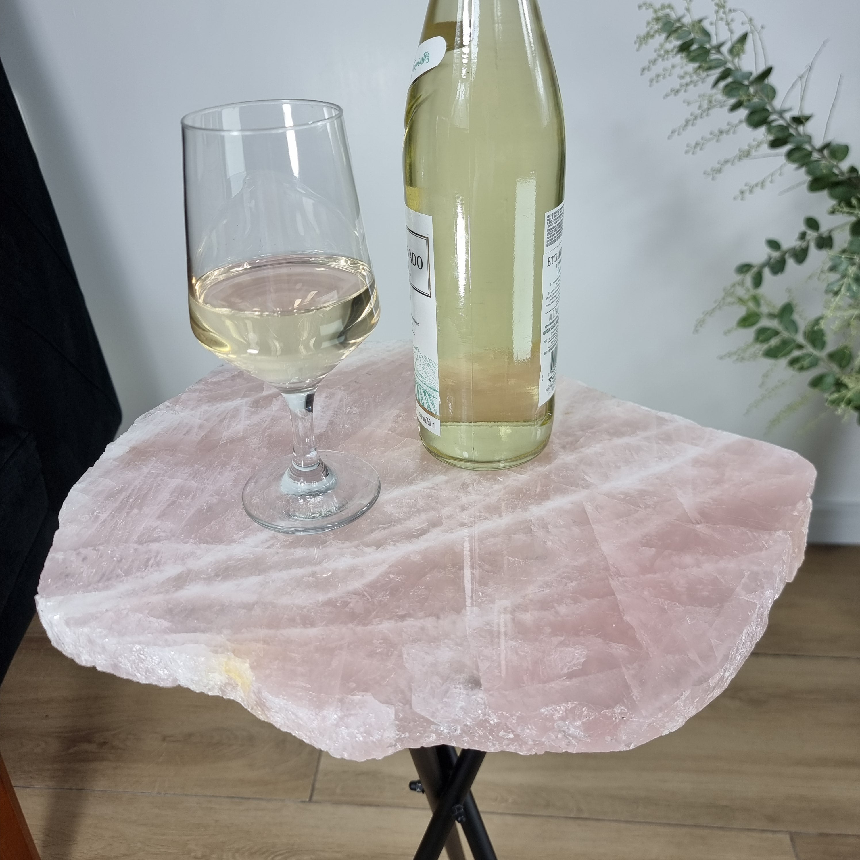 Mesa Lateral de QUARTZO ROSA Naturais | Base Tripé Preta | Altura de 60 cm - Peça Artesanal BR Crystals