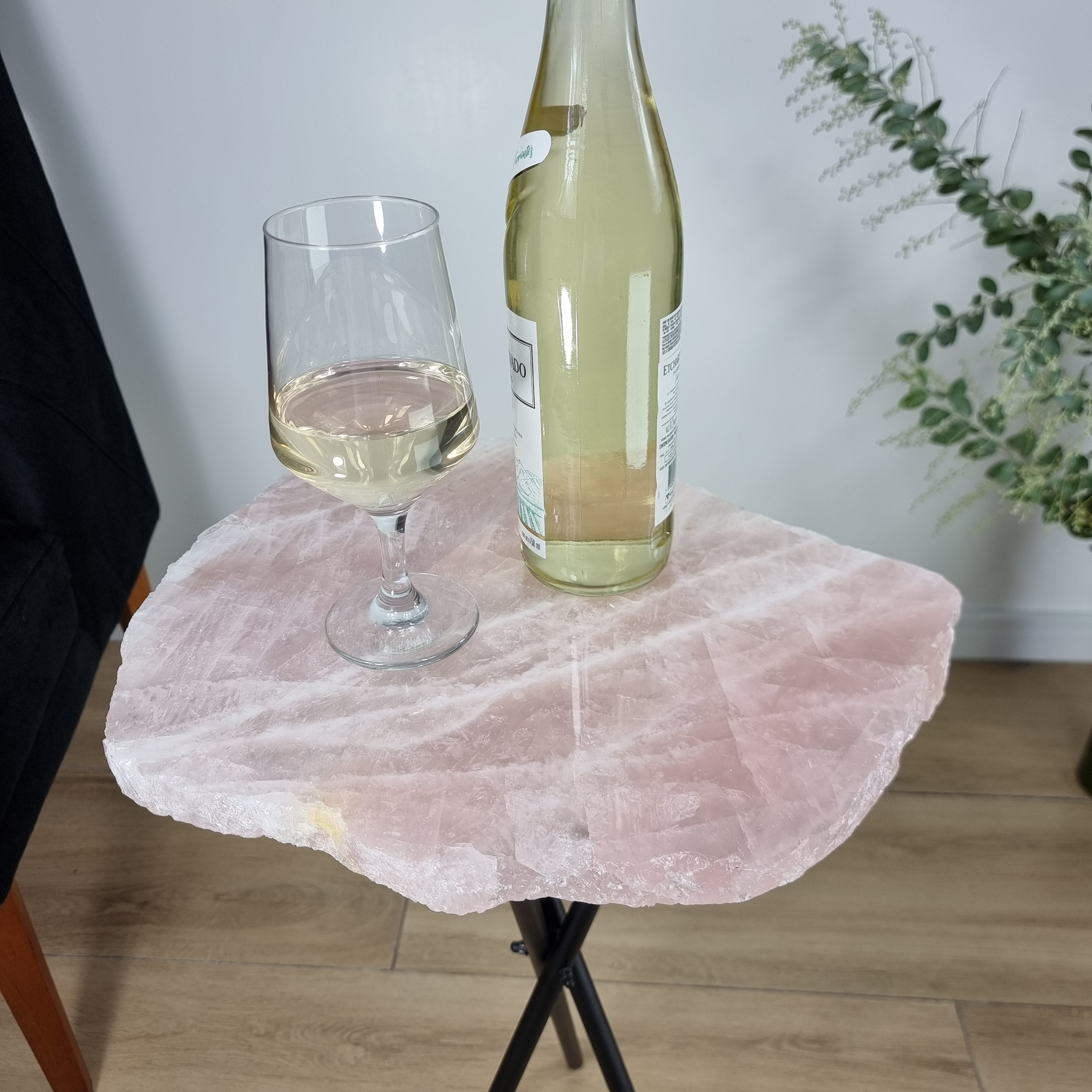 Mesa Lateral de QUARTZO ROSA Naturais | Base Tripé Preta | Altura de 60 cm - Peça Artesanal BR Crystals