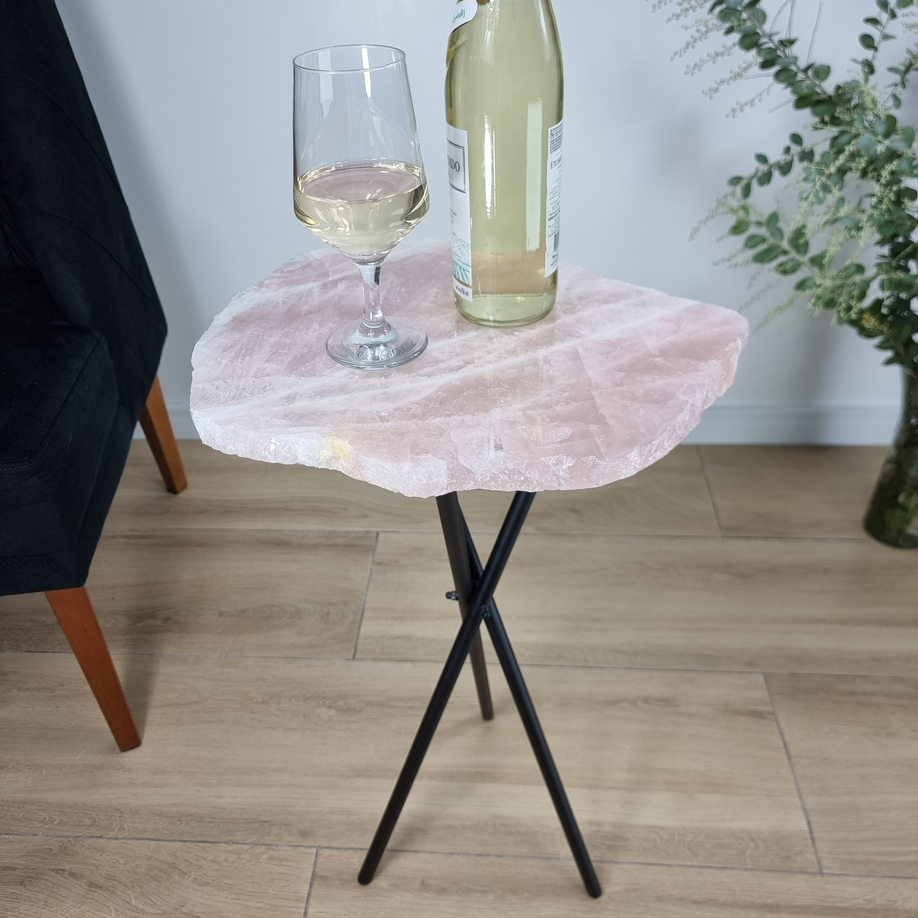 Mesa Lateral de QUARTZO ROSA Naturais | Base Tripé Preta | Altura de 60 cm - Peça Artesanal BR Crystals