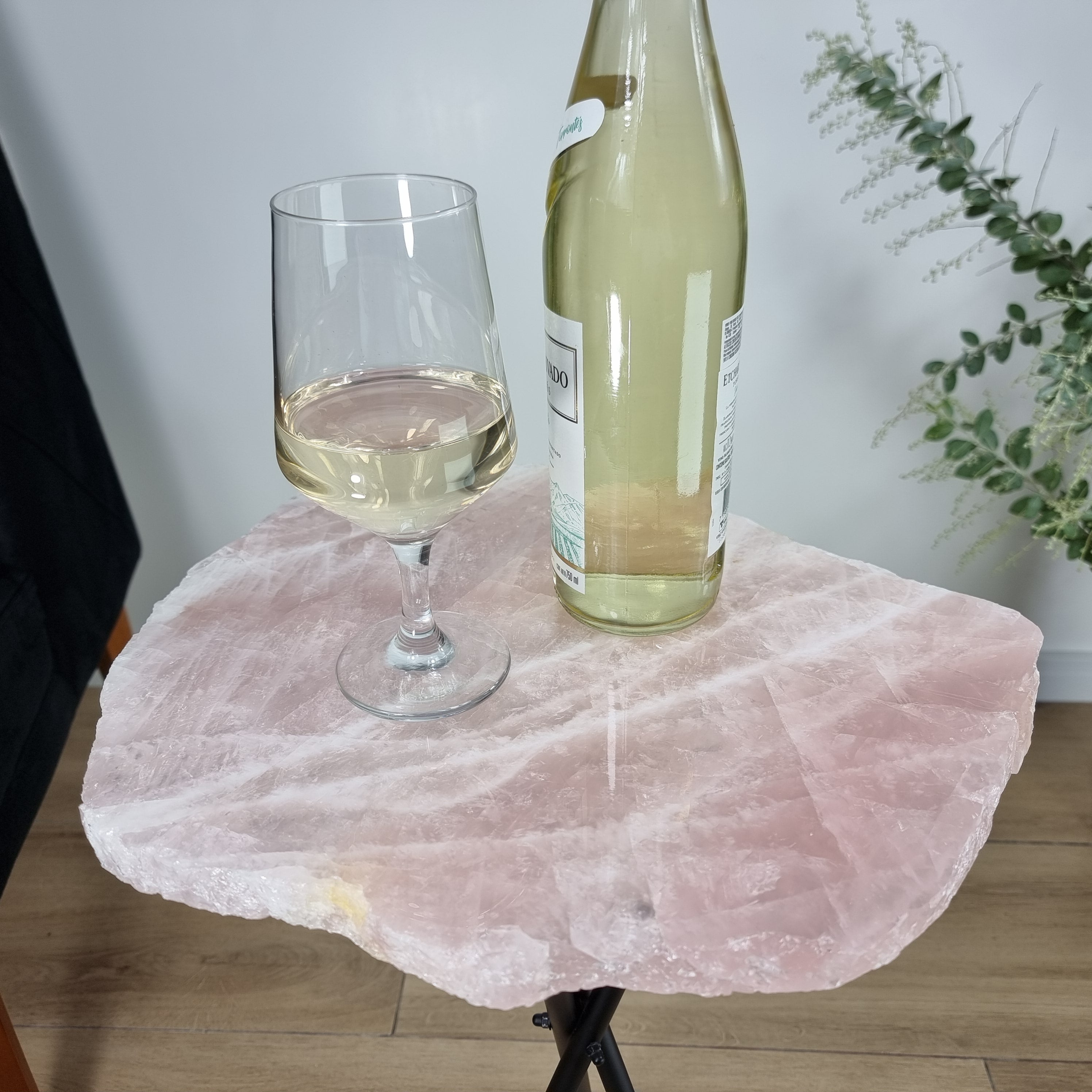 Mesa Lateral de QUARTZO ROSA Naturais | Base Tripé Preta | Altura de 60 cm - Peça Artesanal BR Crystals