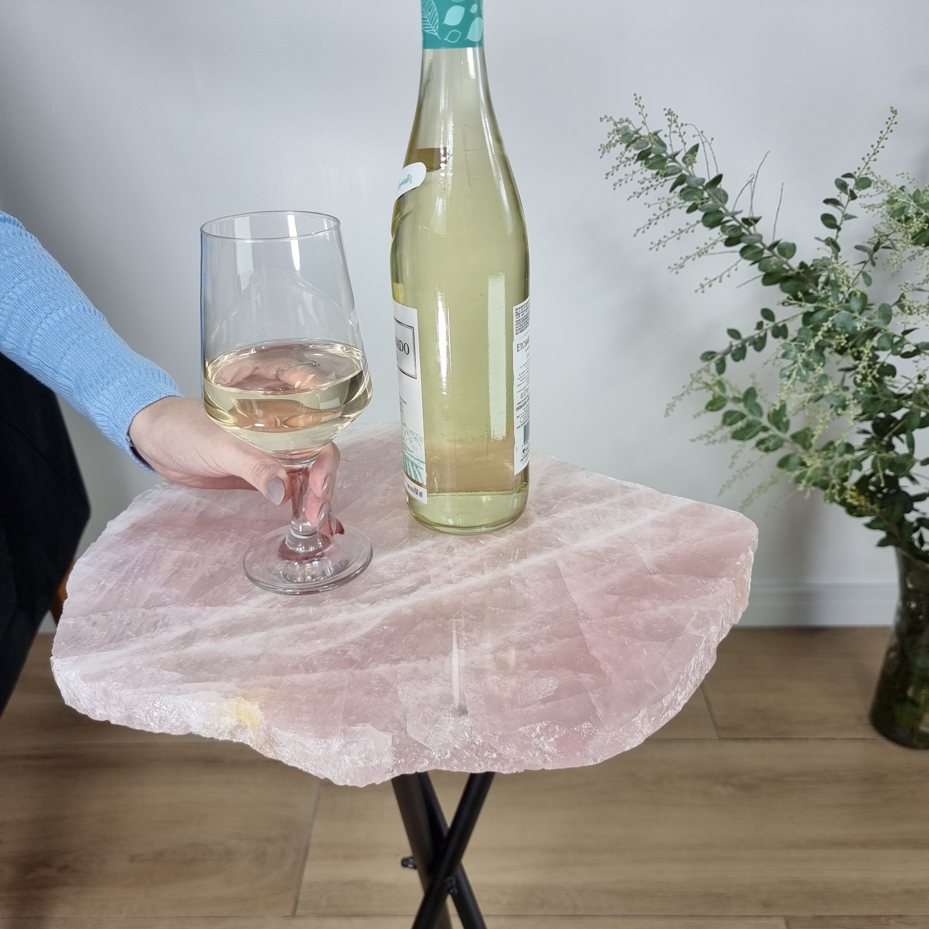 Mesa Lateral de QUARTZO ROSA Naturais | Base Tripé Preta | Altura de 60 cm - Peça Artesanal BR Crystals