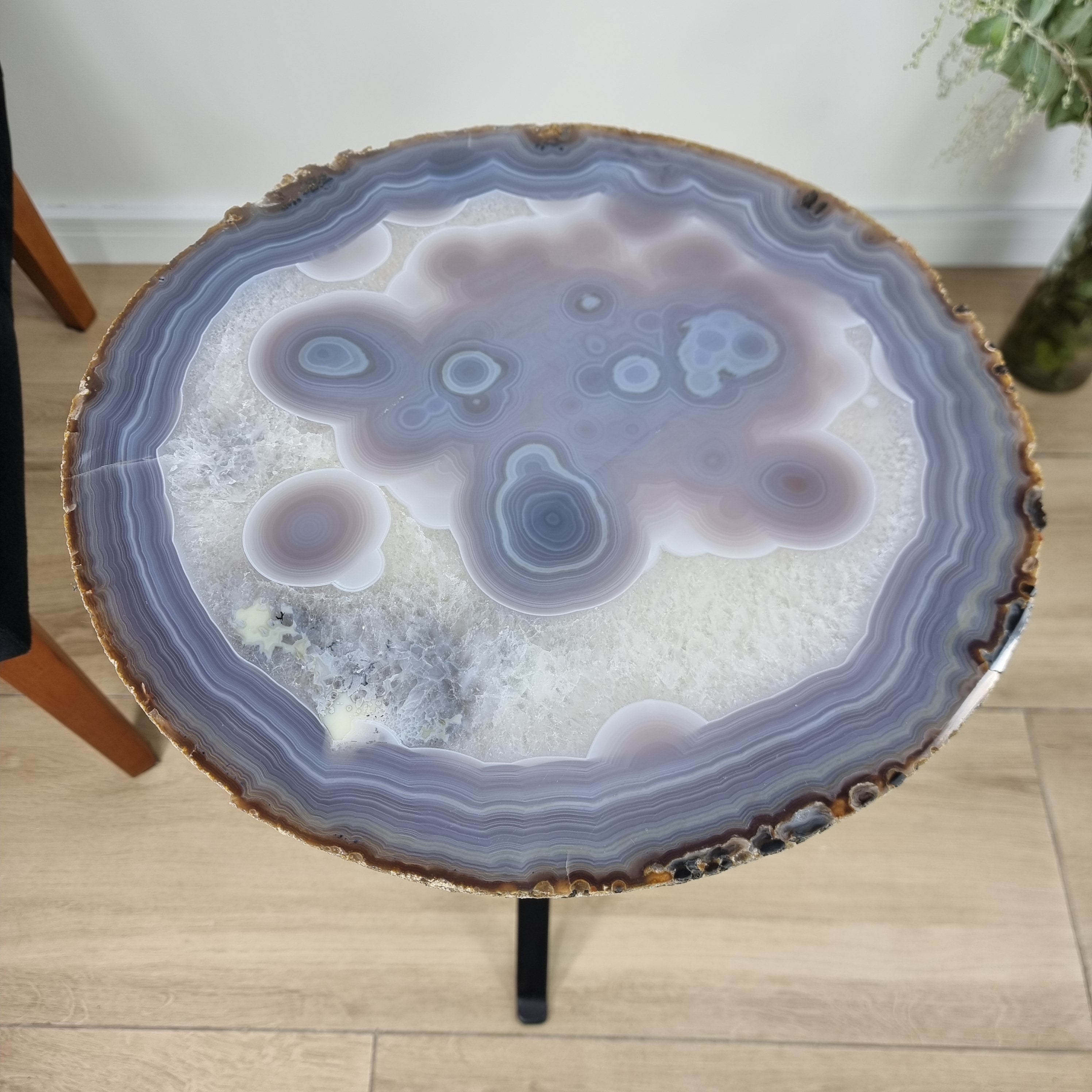 Mesa Lateral de Àgatas de Chapas GROSSAS| Base Tripé de Ferro Preta | Altura de 60 cm - Peça Artesanal BR Crystals