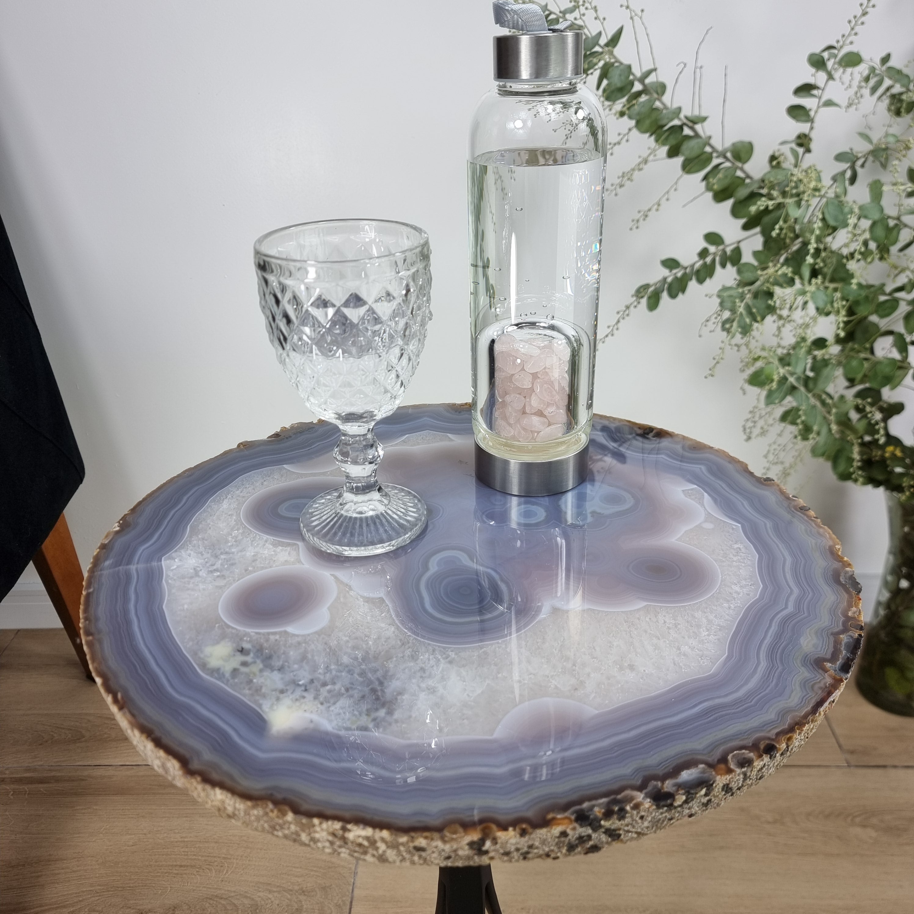 Mesa Lateral de Àgatas de Chapas GROSSAS| Base Tripé de Ferro Preta | Altura de 60 cm - Peça Artesanal BR Crystals